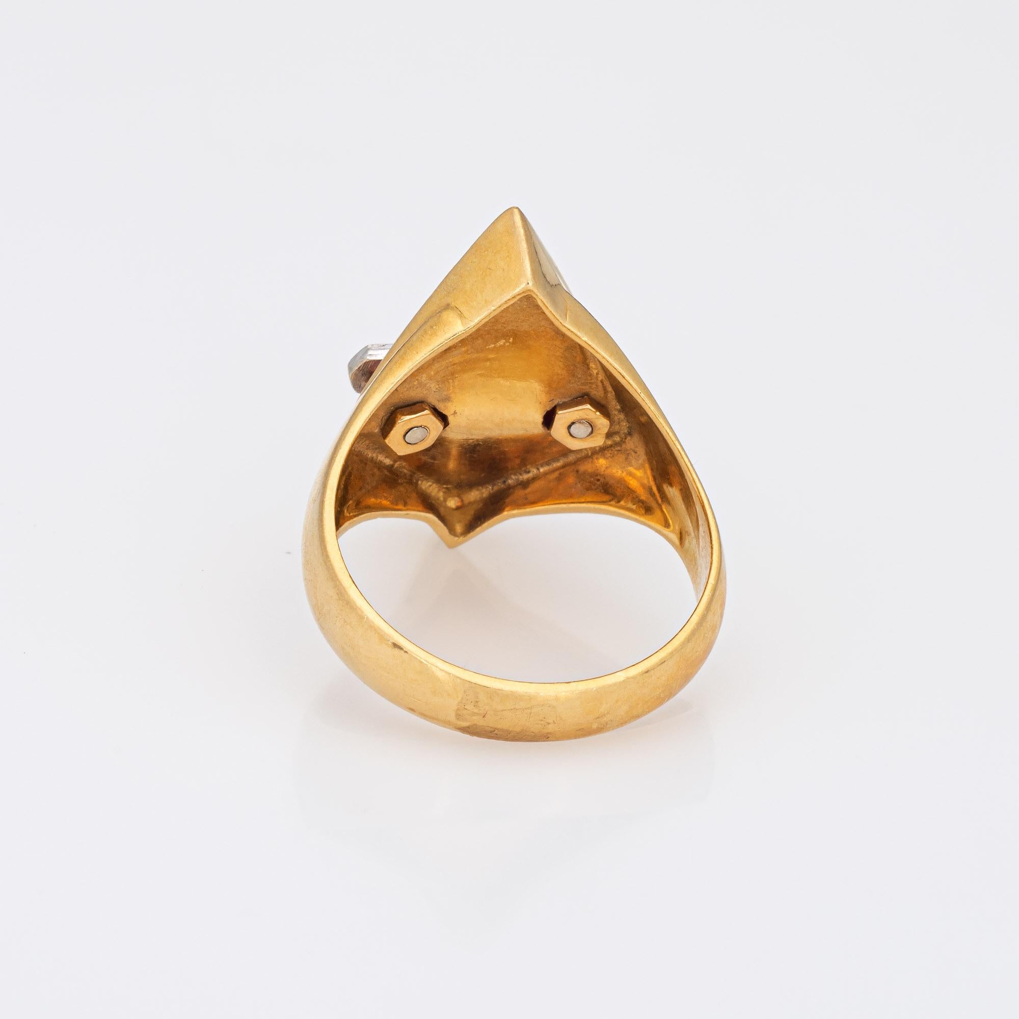 Bague triangulaire en or jaune 18 carats avec corail et diamants, années 70 Bon état - En vente à Torrance, CA