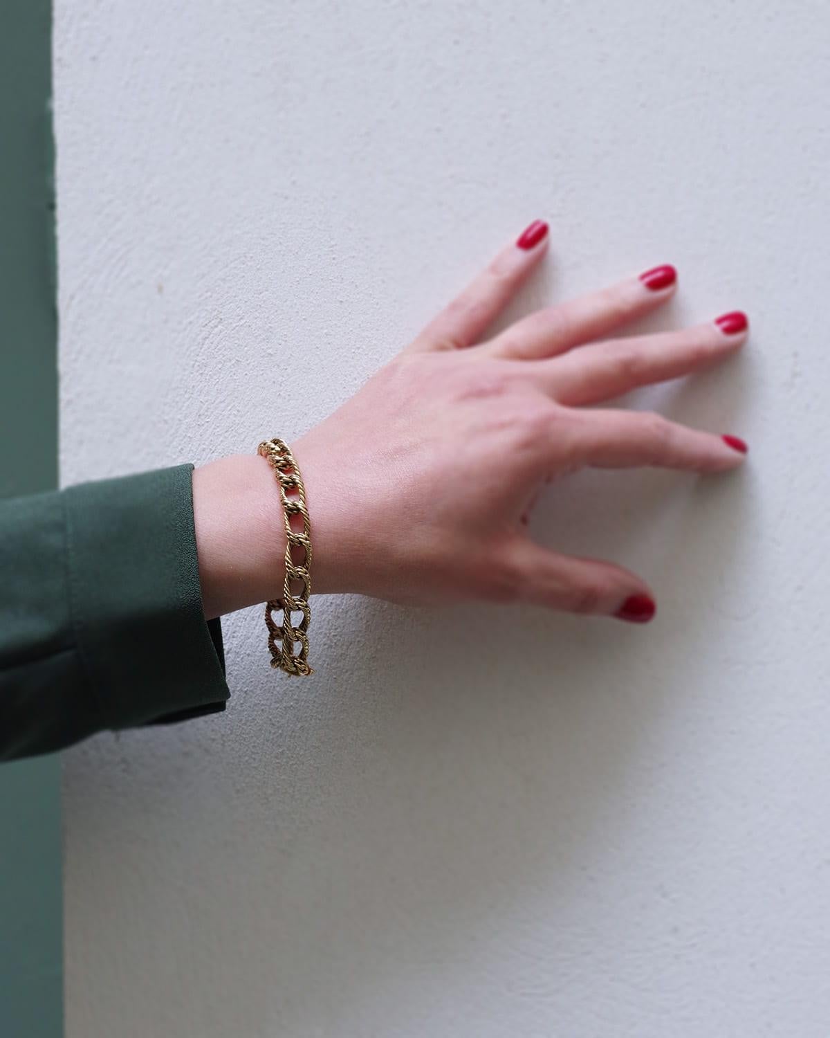 Contemporary 70s curb chain bracelet in 18k textured gold, Vintage solid gold bracelet For Sale