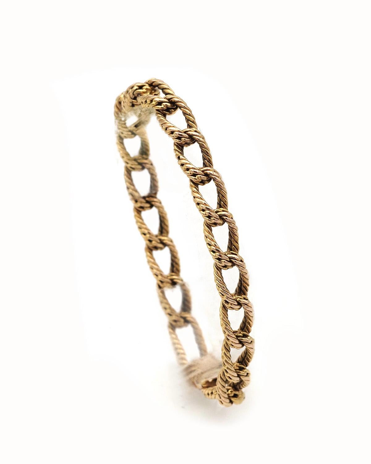 70s curb chain bracelet in 18k textured gold, Vintage solid gold bracelet In Good Condition For Sale In PARIS, FR