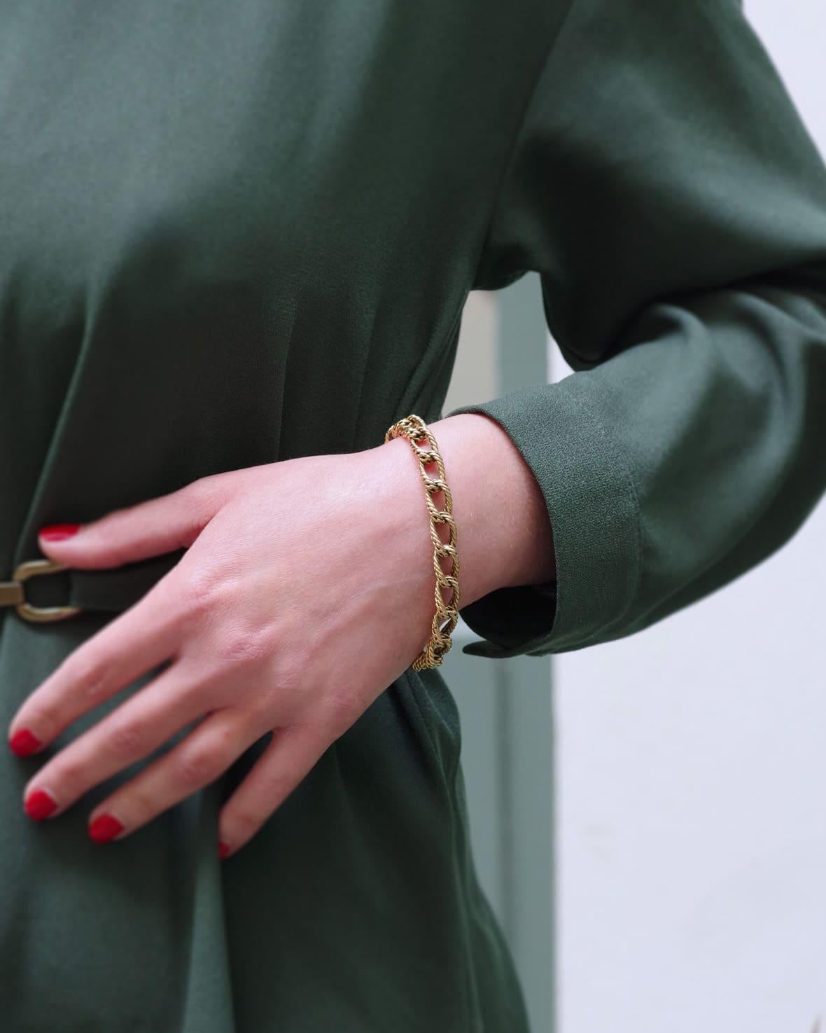 Women's or Men's 70s curb chain bracelet in 18k textured gold, Vintage solid gold bracelet For Sale