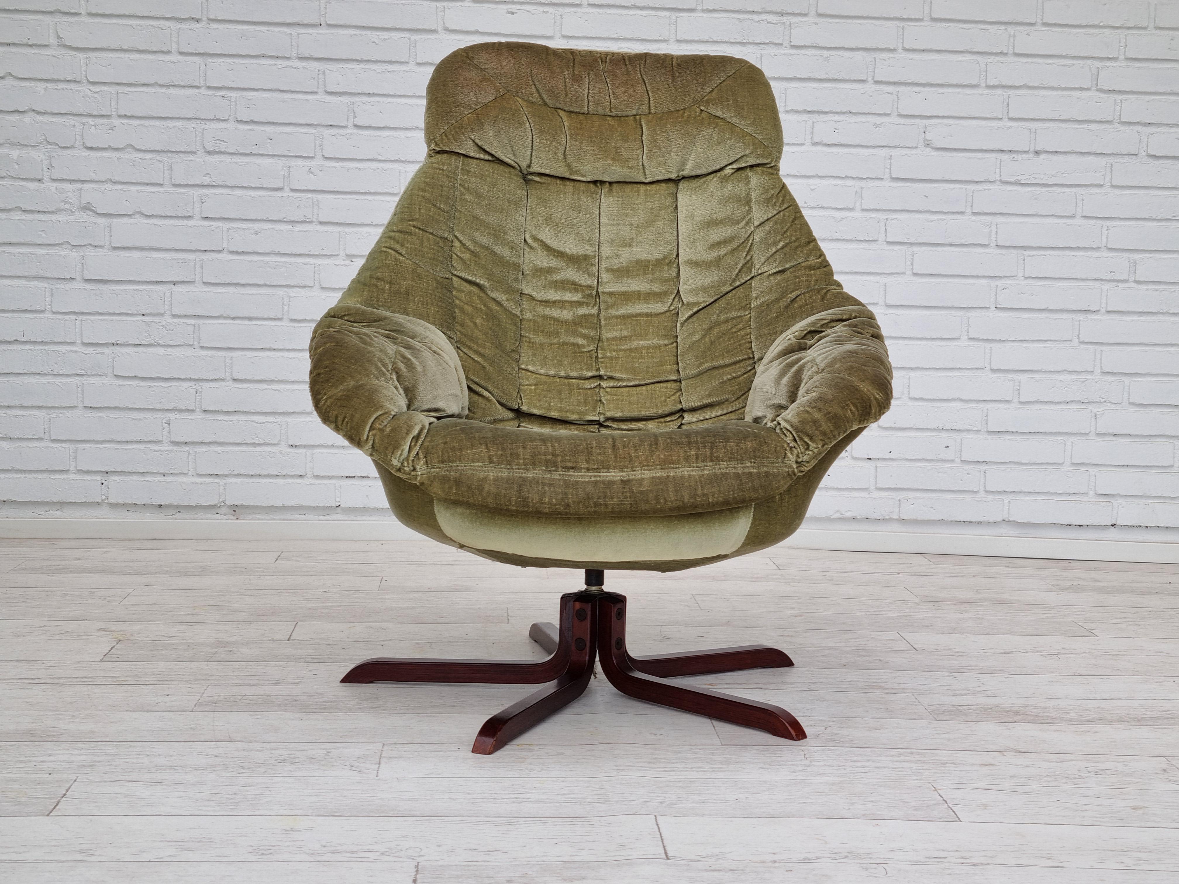70s, Danish Design by H.W.Klein, Model Silhouette, Swivel Armchair In Good Condition In Tarm, 82