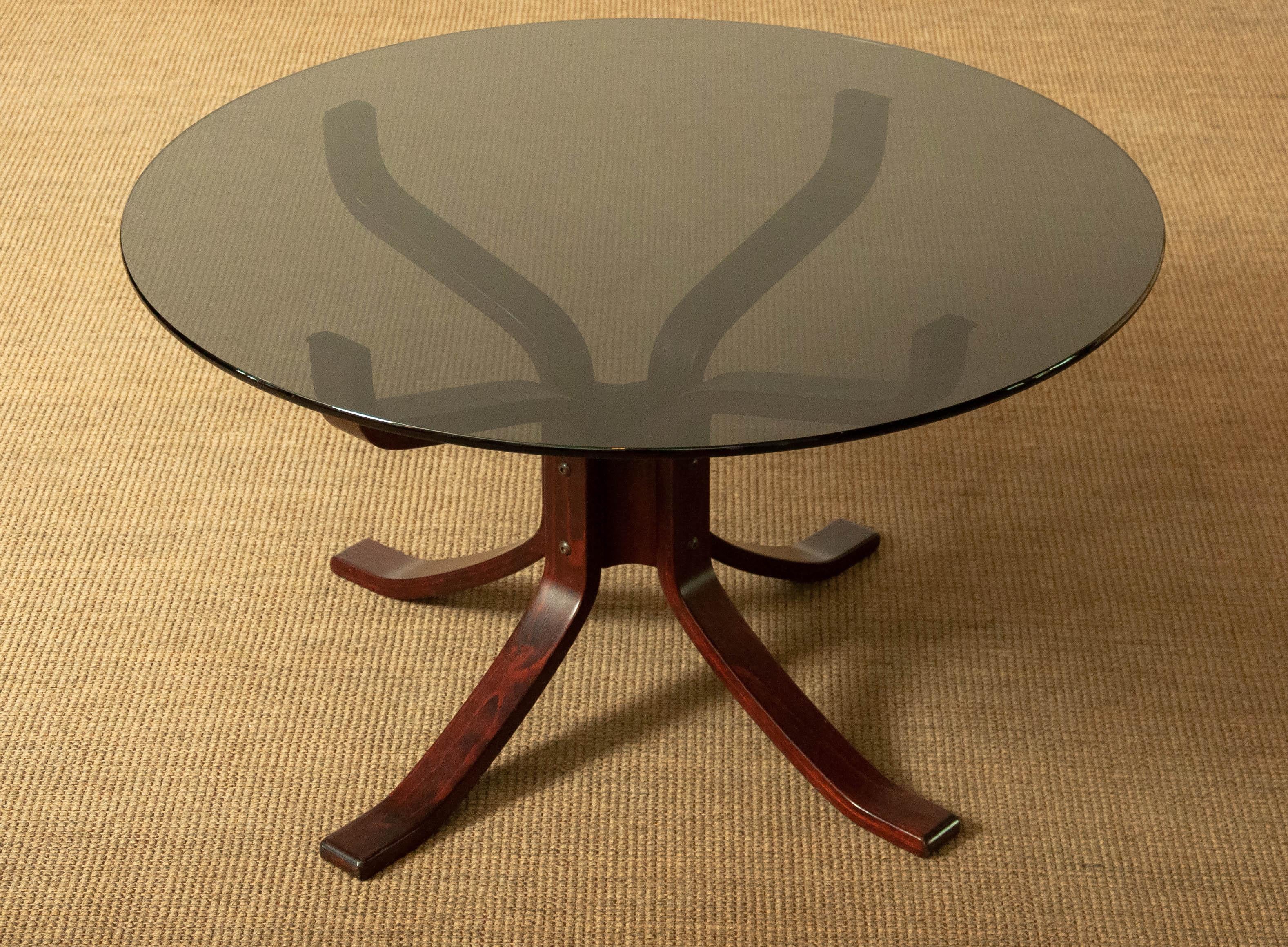 Scandinave moderne Table basse en bois cintré marron foncé et verre fumé Sigurd Ressell pour Vatne, années 70 en vente