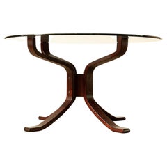 Table basse en bois cintré marron foncé et verre fumé Sigurd Ressell pour Vatne, années 70