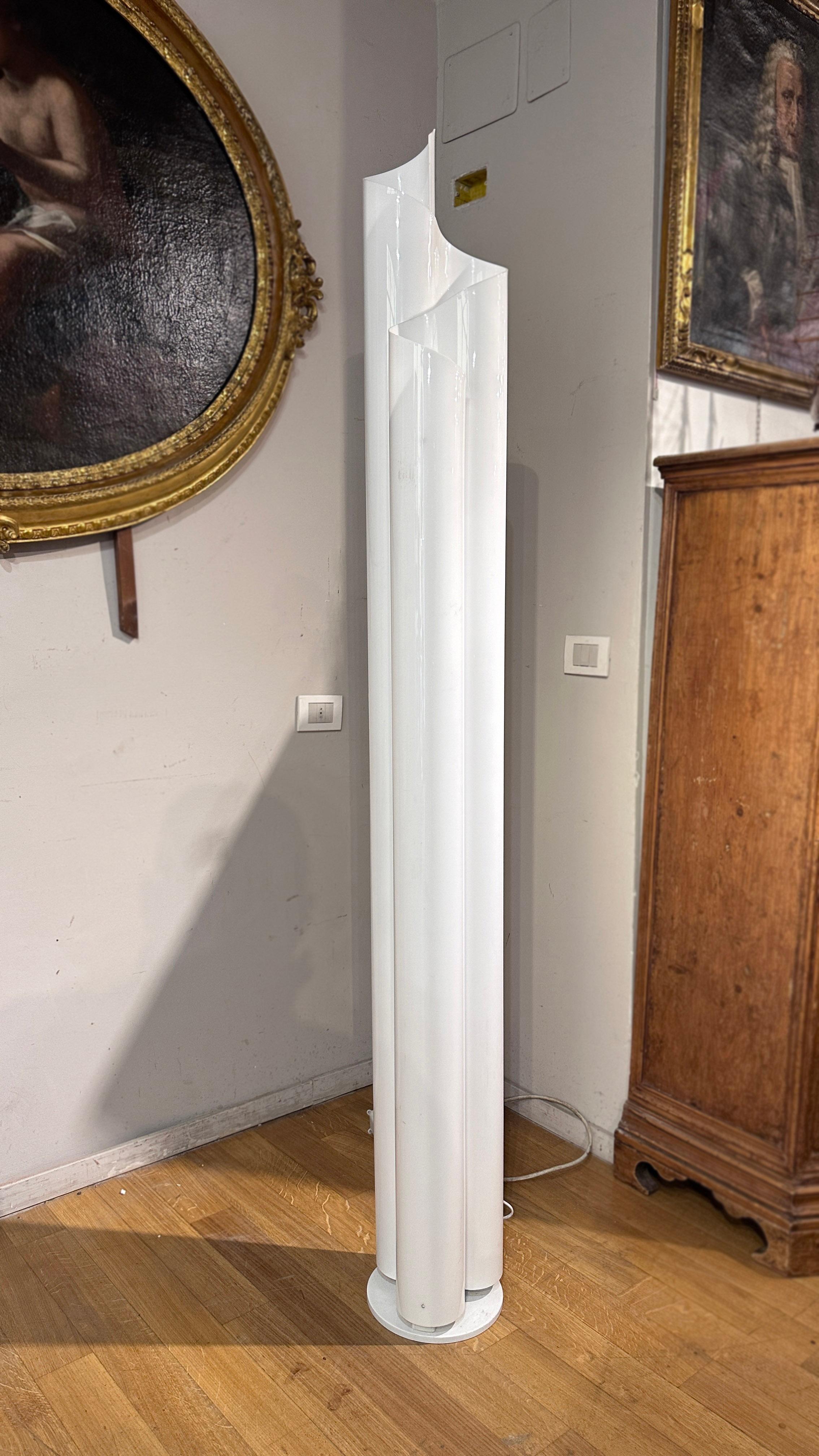 Designer floor lamp from the 1970s, created by Vico Magistretti for Artemide. The 