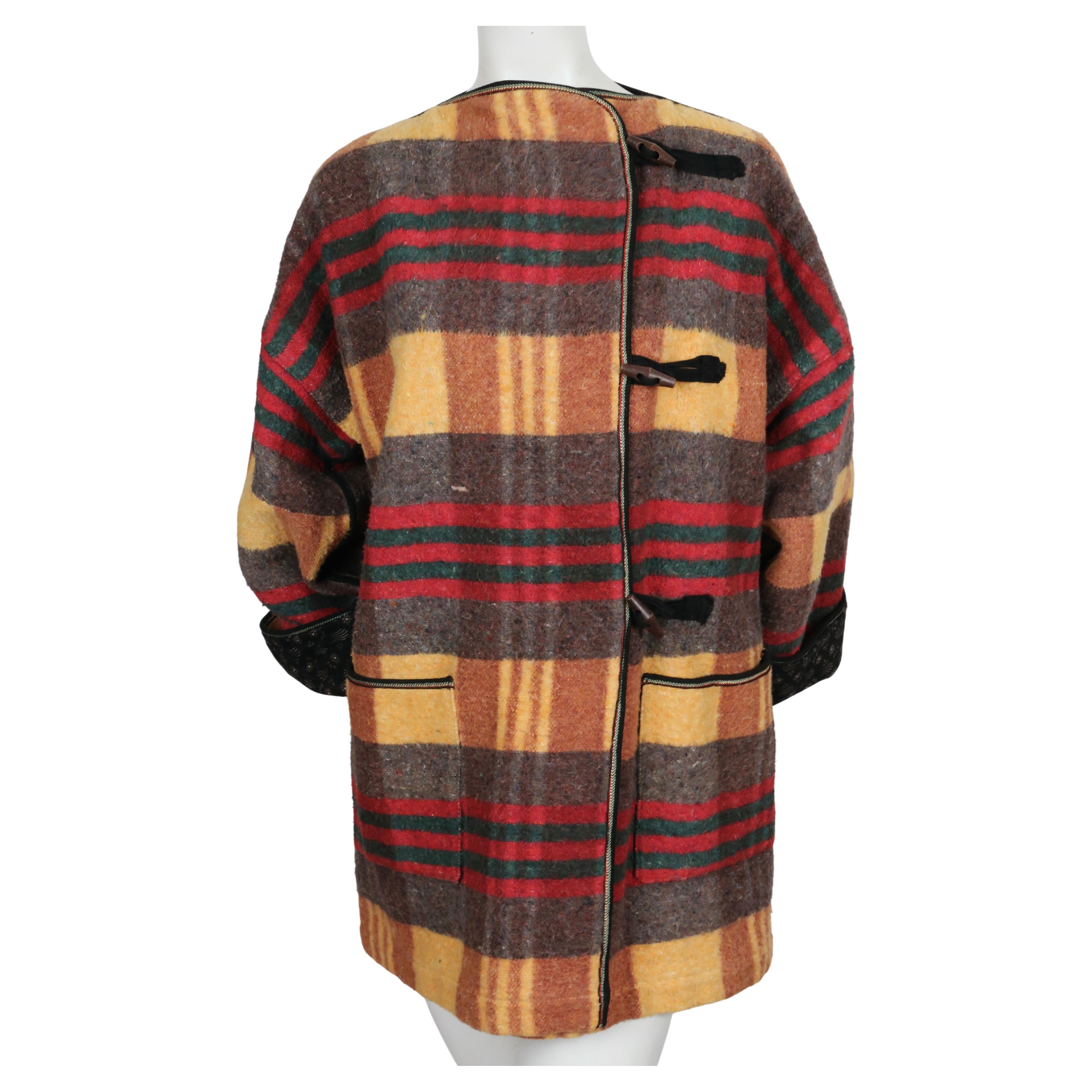 Très rare, veste de couverture écossaise doublée d'un tissu calicot fleuri dessinée par Jean-Charles de Castelbajac datant des années 1970. Très rare étiquette 