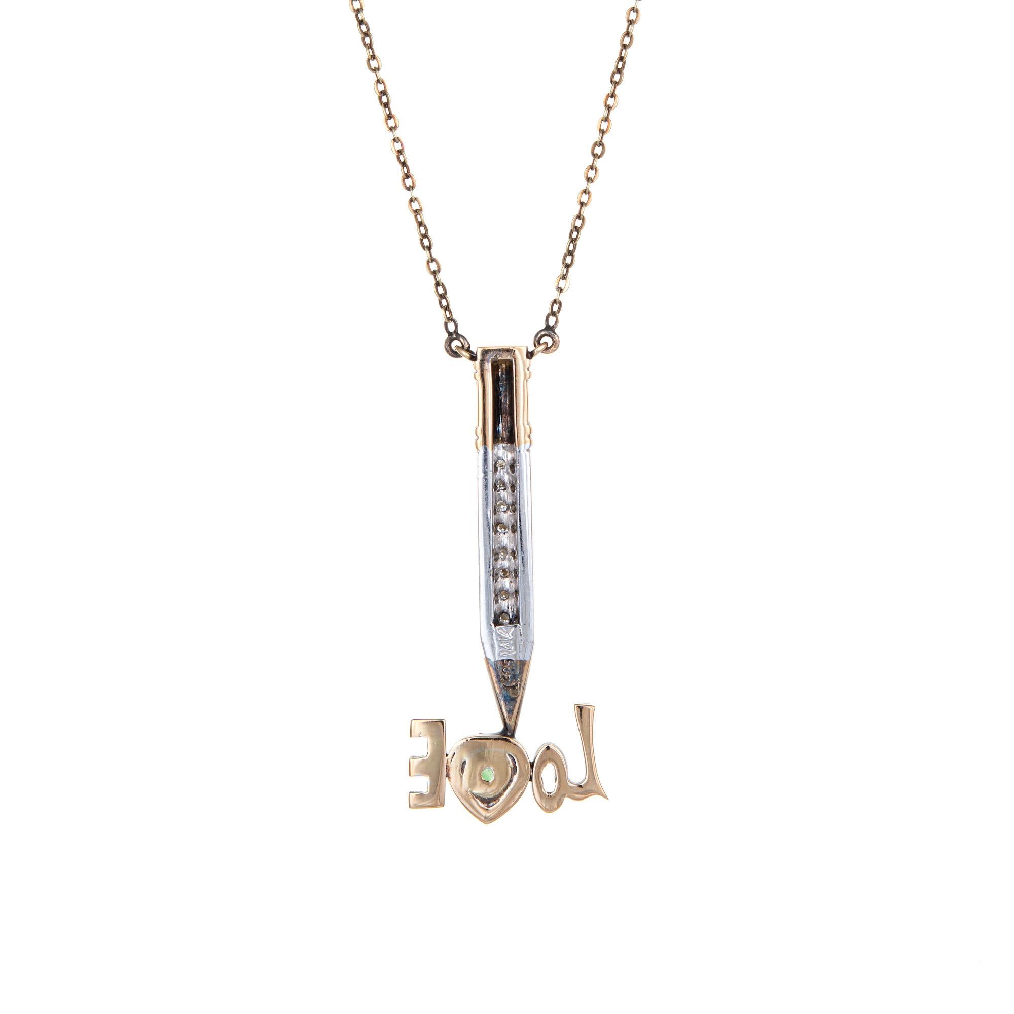 Collier LOVE en diamant et jade en or jaune 14k (circa 1970). 

Le total des diamants est estimé à 0,14 carats (couleur H-I et pureté SI1-I1). Le jade mesure 6 mm x 5 mm. Le jade est en très bon état et ne présente ni fissure ni éclat.

Ce collier