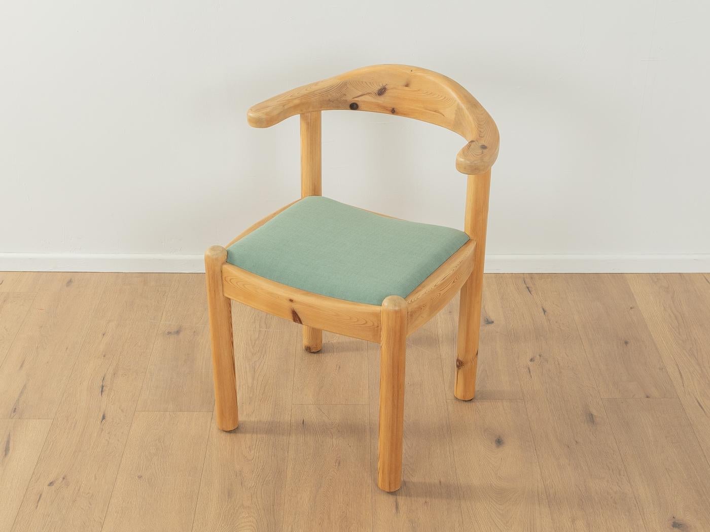 Klassische Esszimmerstühle aus den 1970er Jahren. Hochwertiger Rahmen aus massivem Kiefernholz. Die Stühle wurden neu gepolstert und mit einem hochwertigen Stoff in hellem Teal bezogen. Das Angebot umfasst 4 Stühle.

Qualitätsmerkmale:
vollendetes