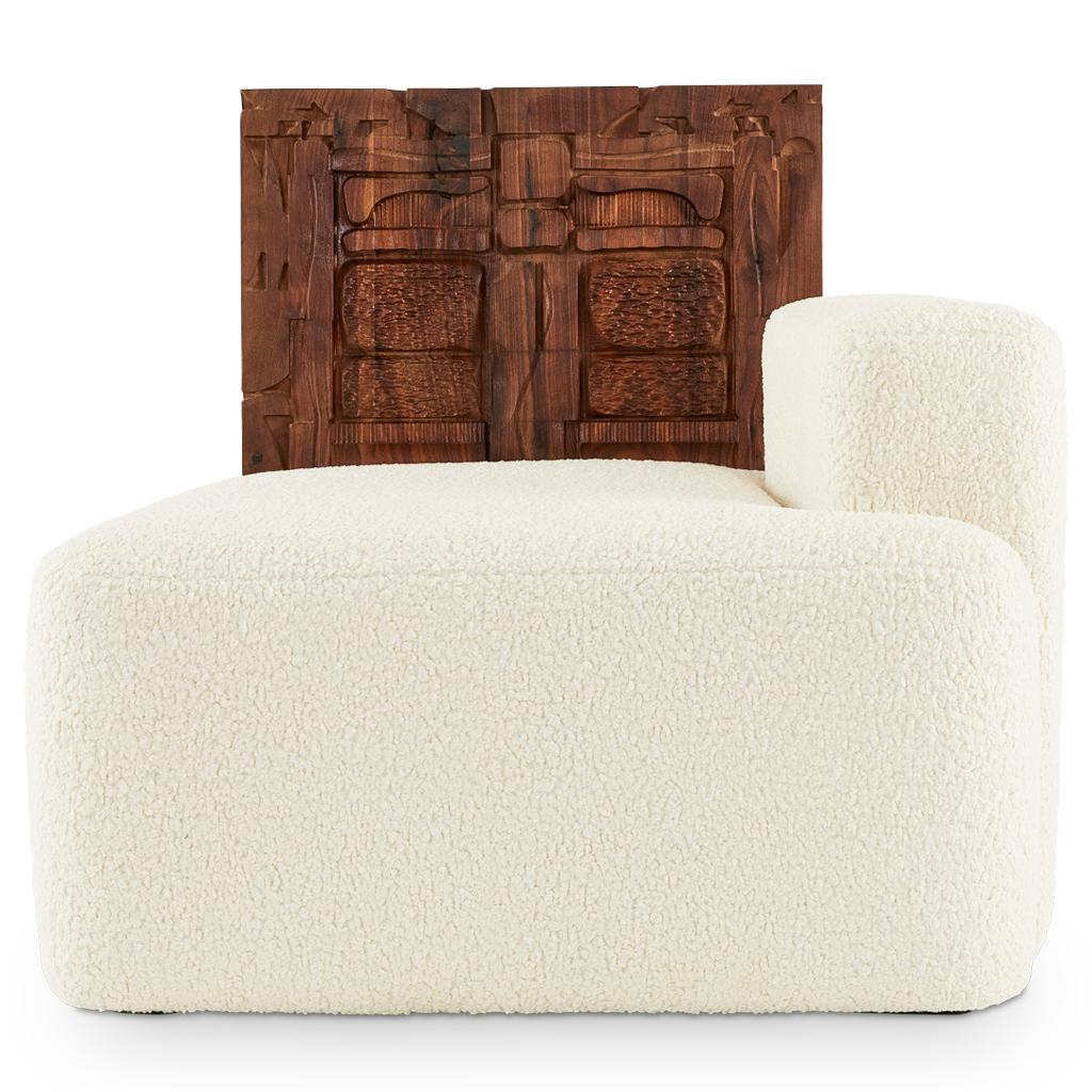 Dieser maßgeschneiderte, luxuriöse Lounge-Sessel ist Teil der Oromo-Kollektion, die von Egg Designs entworfen und in Südafrika hergestellt wird. 

Die Kollektion Oromo ist vom Oberflächendesign der 70er Jahre inspiriert. Die Rückenlehne dieses