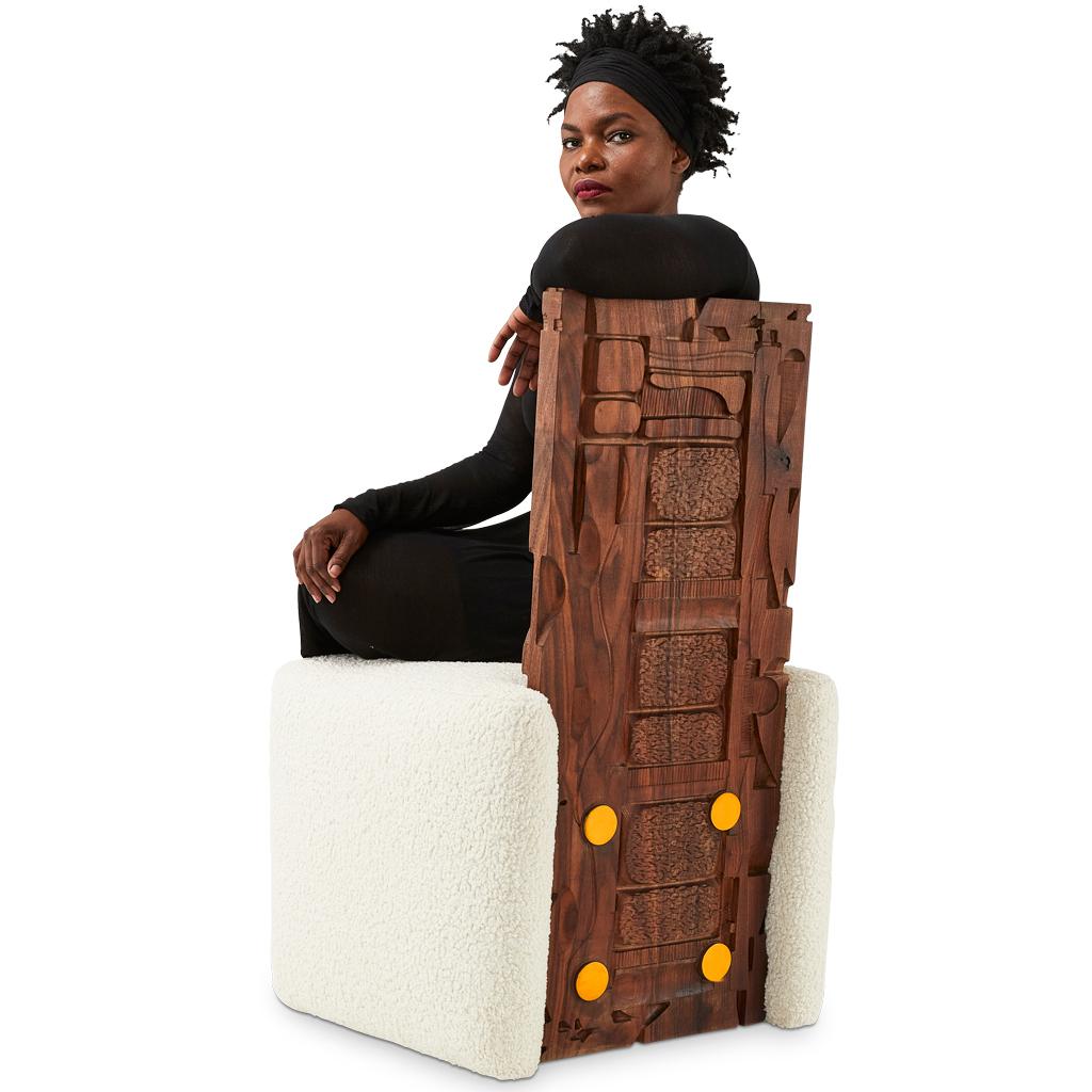 Chaise de salle à manger rembourrée Oromo en laiton, laiton et noyer sculpté, style années 70 Neuf - En vente à Bothas Hill, KZN