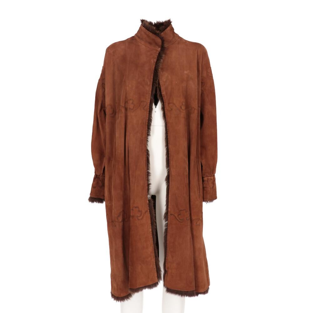 Fendi brown suede two-piece suit, consisting of a stand-up collar coat, hidden hook, decorative stitching and hems finished in rabbit fur. Double layer cape with hidden hook and lapin applications.

Size: 42 IT

Flat measurements coat
Height: 103