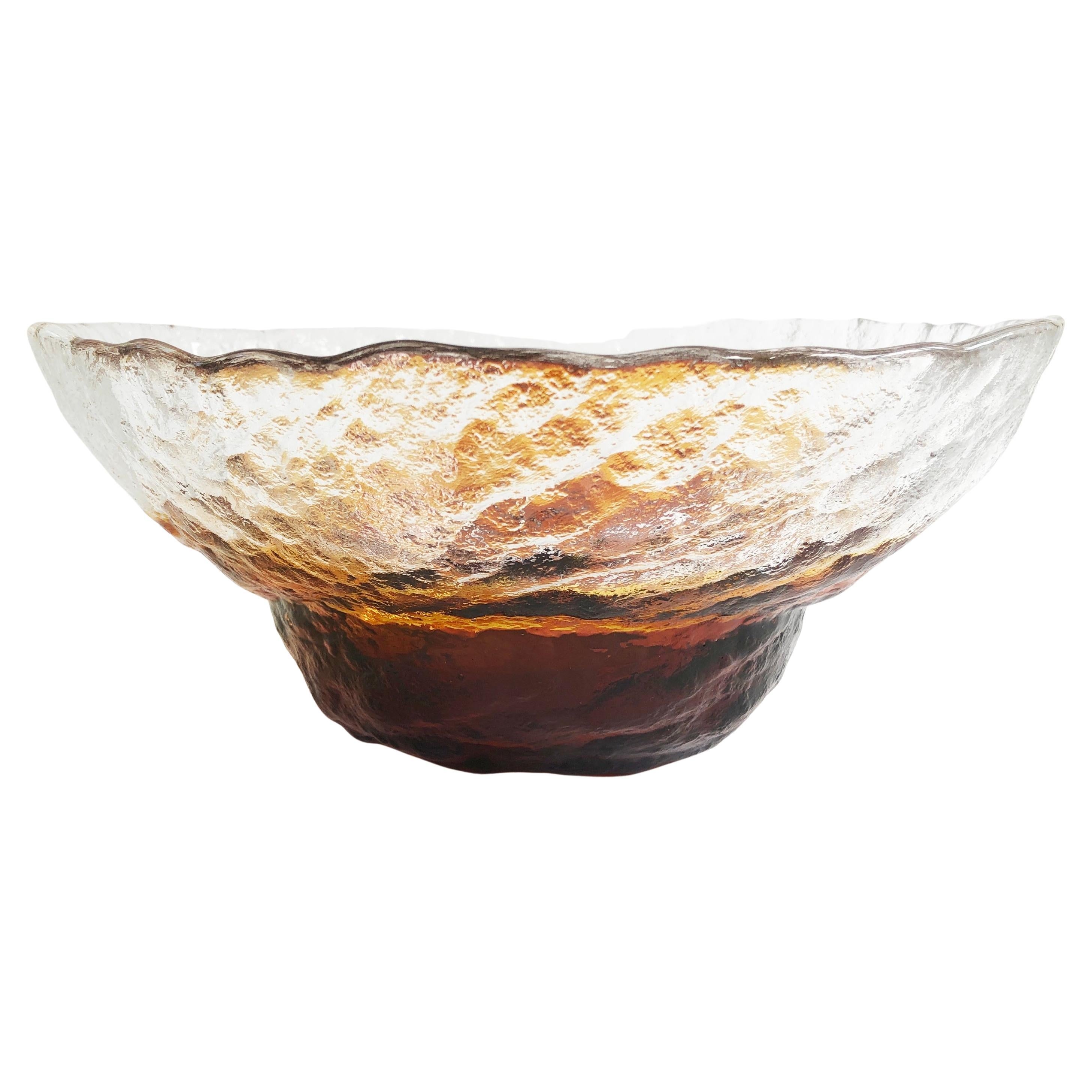 Finnisches Design aus den 1970er Jahren von Pertti Santalahti für Humppila. 
Ausgefallenes Eisglas, ein Unikat. Jedes Stück der Serie ist ein Unikat in der Sommerso-Technik.
Signiert vom Künstler. 
Transparentes/farbloses Glas mit bernsteinfarbenem