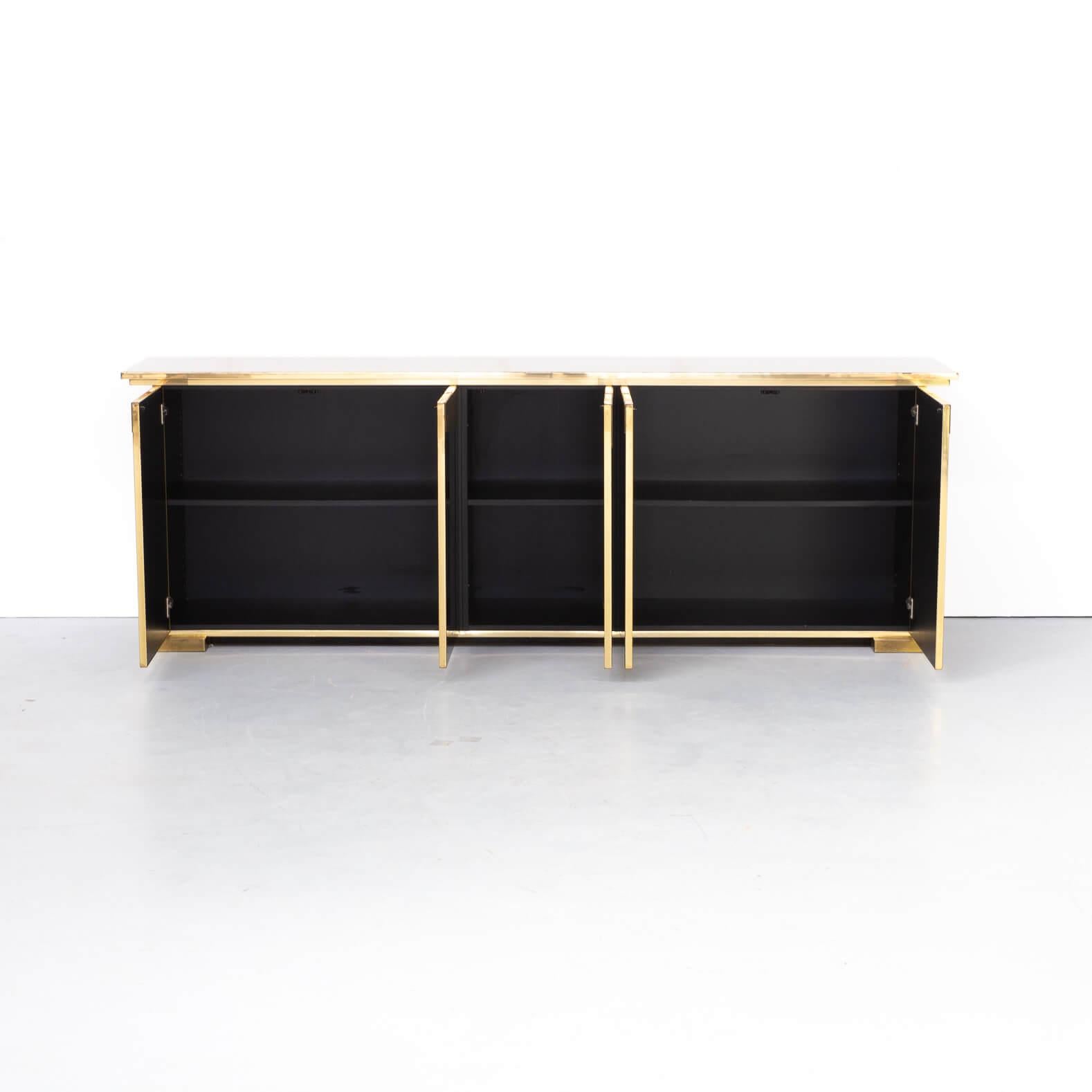 Hollywood Regency is an interplay of mid-century design furniture of dark wood and clean lines, combined with the glamor, patterns and materials of Art Deco. Brass, black, copper are commonly used materials in this style. The Hollywood Regency