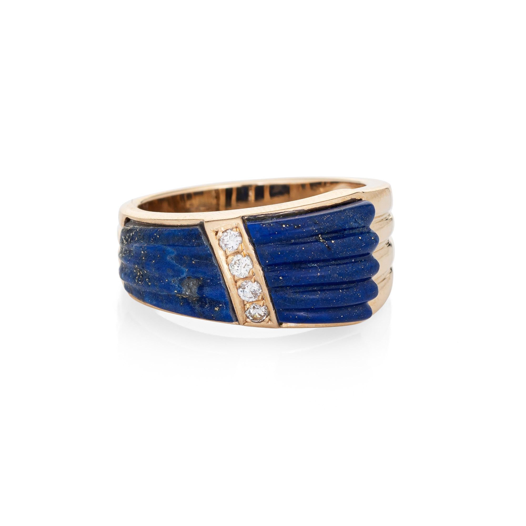 Stilvoller Vintage-Ring aus 14-karätigem Gelbgold mit Lapislazuli und Diamanten (ca. 1970er Jahre). 

Der geriffelte Lapislazuli misst 25 mm x 8 mm. Vier Diamanten mit einem geschätzten Gesamtgewicht von 0,08 Karat (geschätzte Farbe I-J und Reinheit