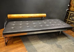 Chaise longue française noire des années 70, banquette de repos, cuir, bois et acier