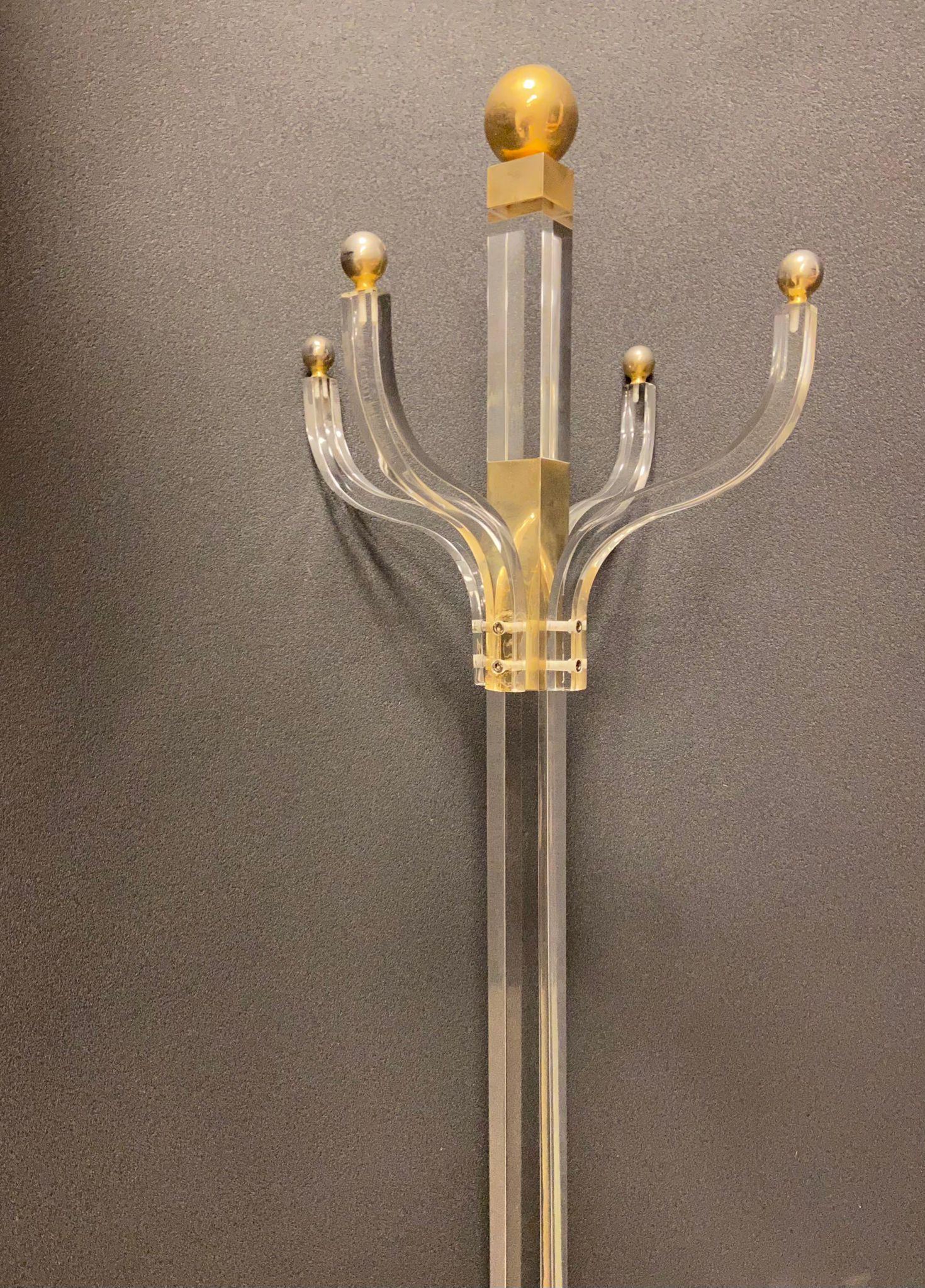 Fatto a mano Appendiabiti francese anni '70, realizzato in metacrilato e ottone dorato in vendita