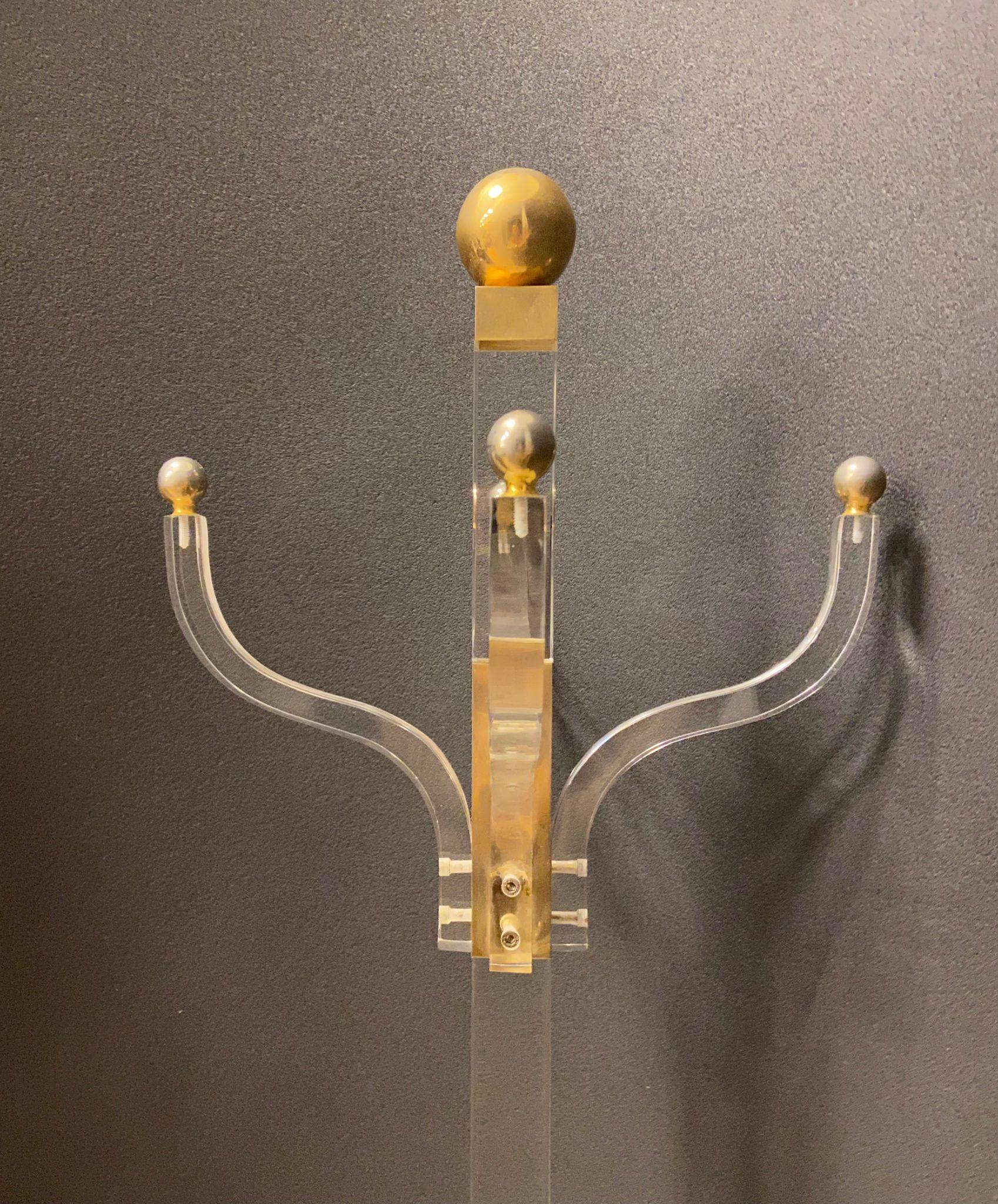 Appendiabiti francese anni '70, realizzato in metacrilato e ottone dorato In condizioni buone in vendita a Valladolid, ES