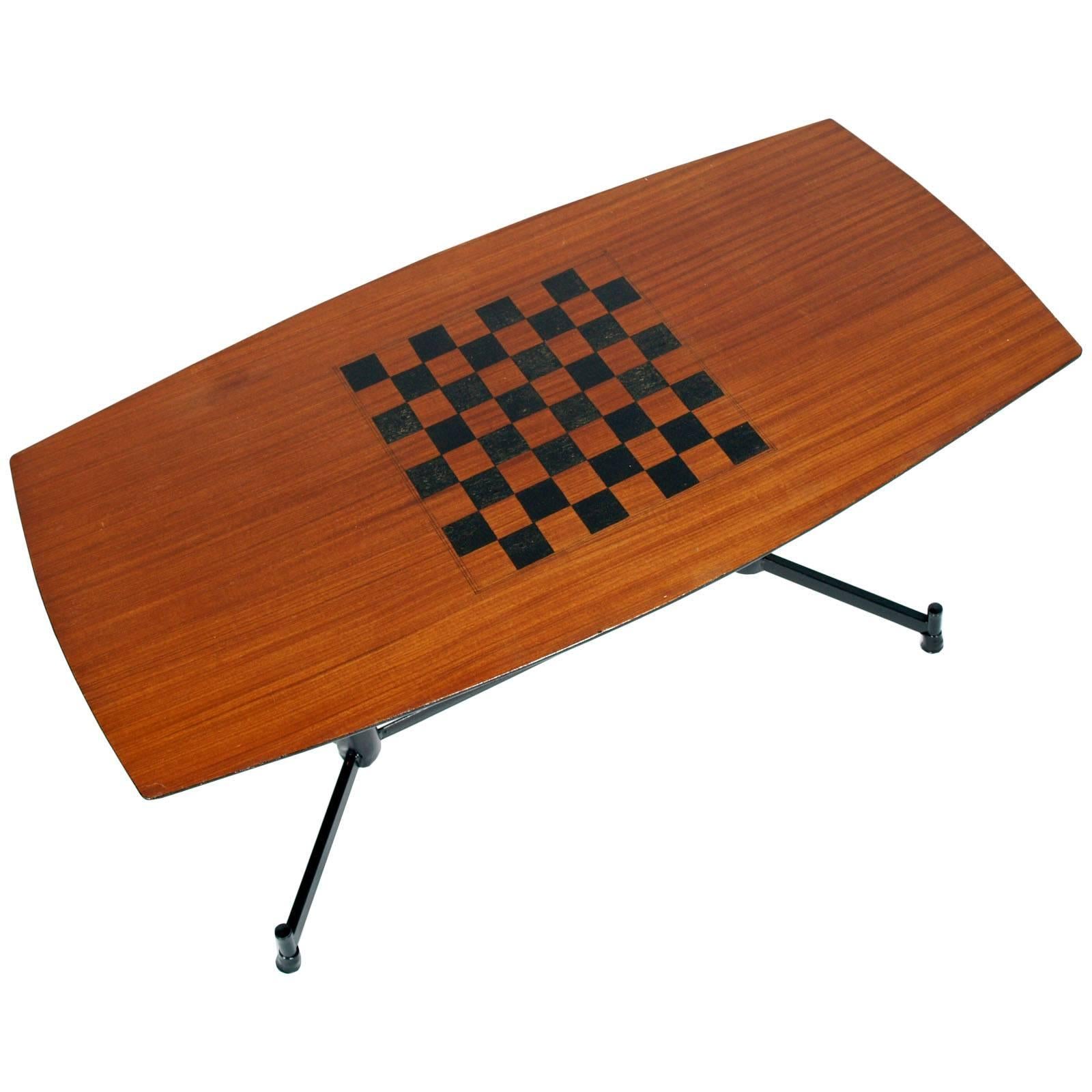 Moderner Spieltisch aus der Jahrhundertmitte, Osvaldo Borsani für Tecno zugeschrieben, furniertes Mahagoni, dekoriert für das Schachspiel. Beine aus lackiertem Stahl mit verstellbaren Füßen. Gute Bedingungen.

Maße cm: H 40, B 78, T 40.