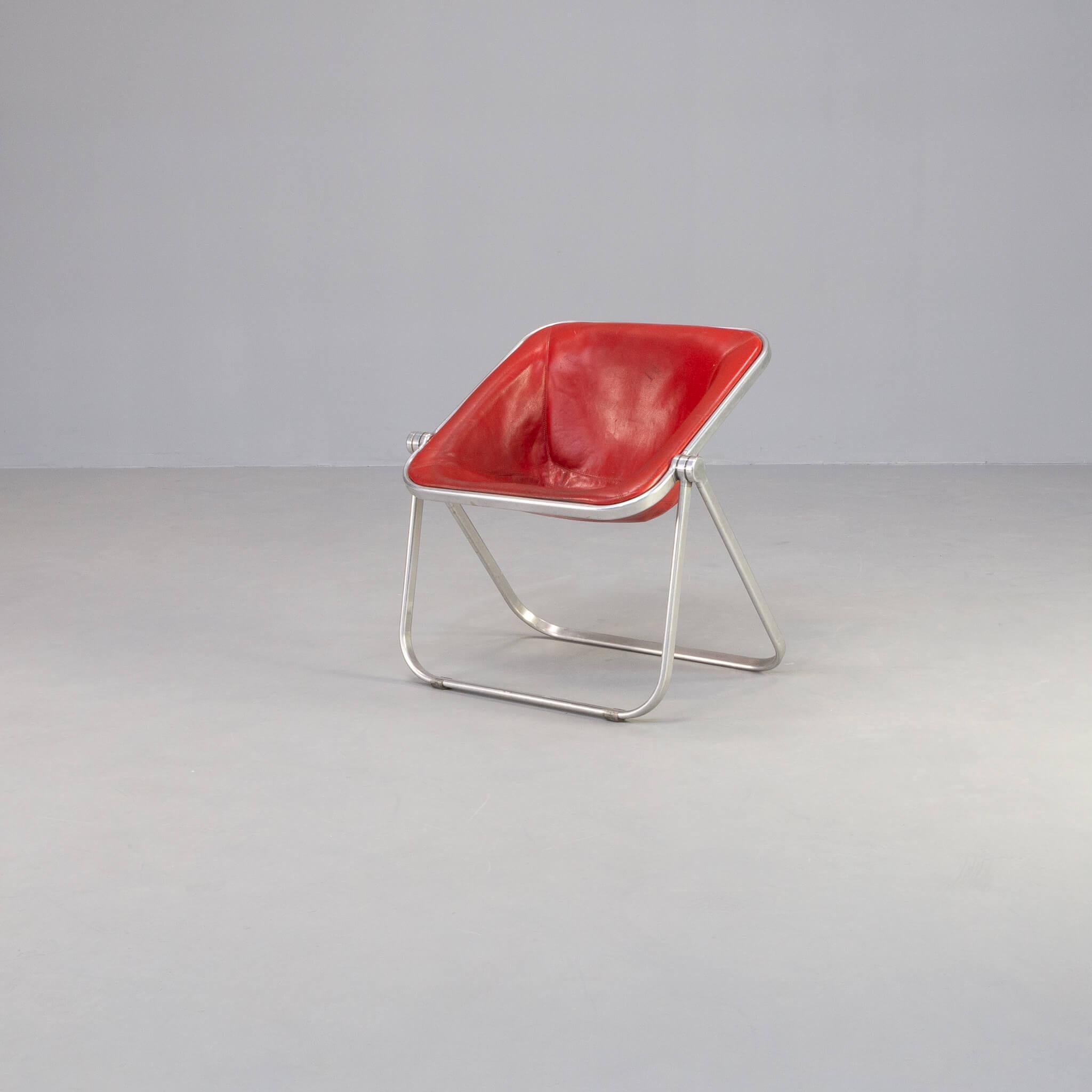 Giancarlo Piretti entwarf 1969 für Castelli diesen faltbaren und bequemen Plona-Sessel. Dieser Loungesessel wurde 1967 aus dem preisgekrönten Plona-Stuhl entwickelt. Der Stuhl ist faltbar und bietet dennoch den Komfort eines Loungesessels durch die