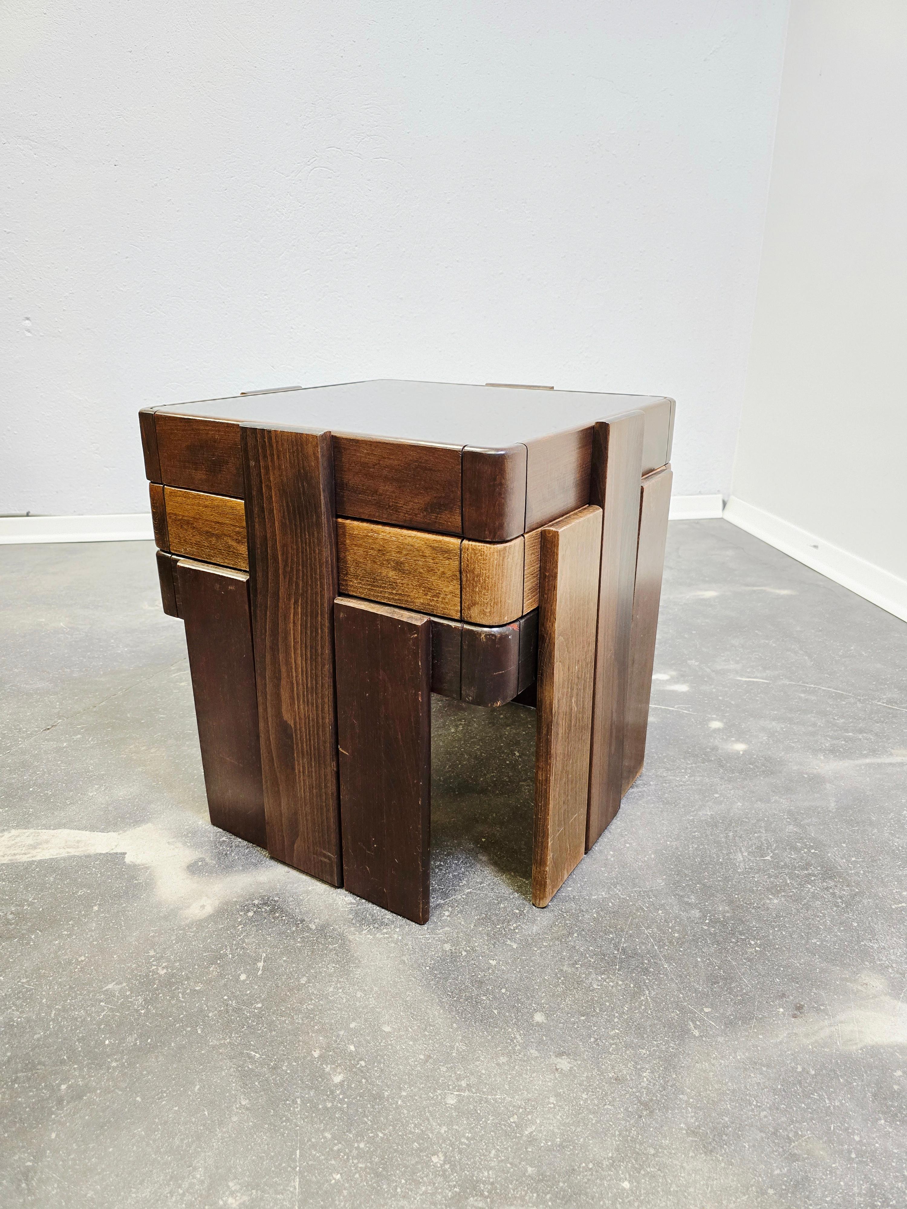 Elegancia atemporal con el conjunto de mesas nido modernas de mediados de siglo de Gianfranco Frattini para Cassina, fabricadas por Meblo en la década de 1960. Con armazón de madera y originales tableros de cristal ahumado, estas mesas ofrecen