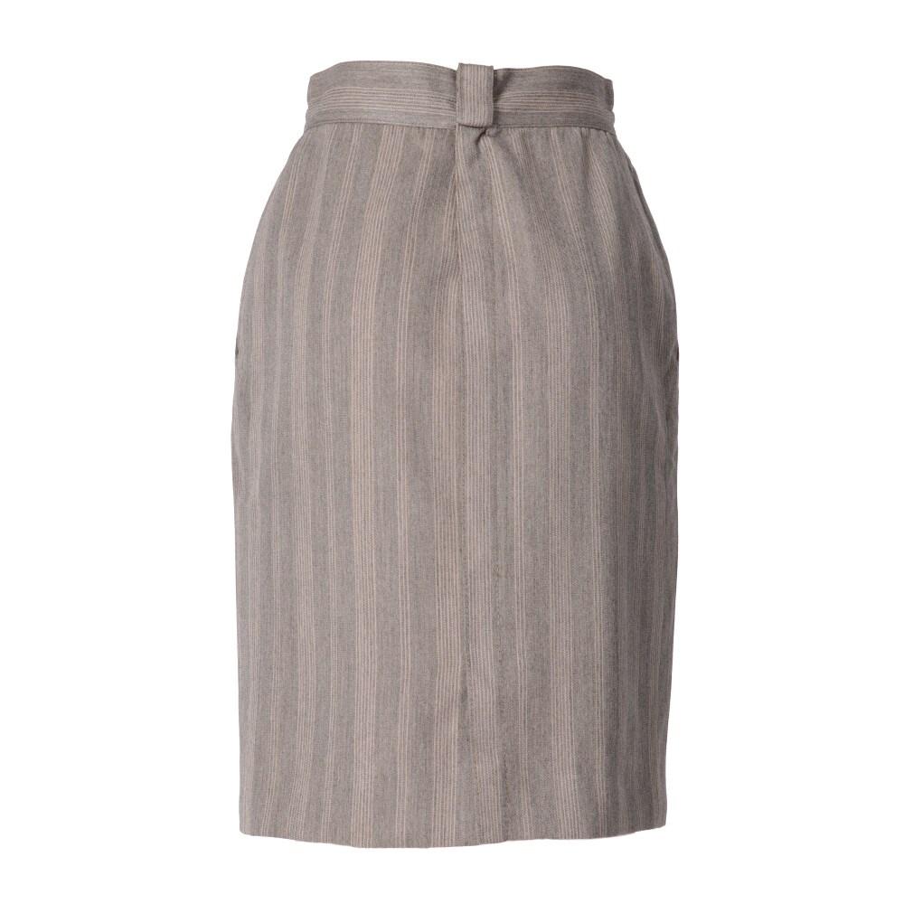 Gianni Versace striped grey wool knee-length skirt. Belt loops, two oblique lateral welt pockets, concealed central rear zip fastening and short bottom slit.

Size: I (38 IT)

Flat measurements
Height: 58,5 cm
Waist: 32,5 cm
Hips: 45,5 cm

Product