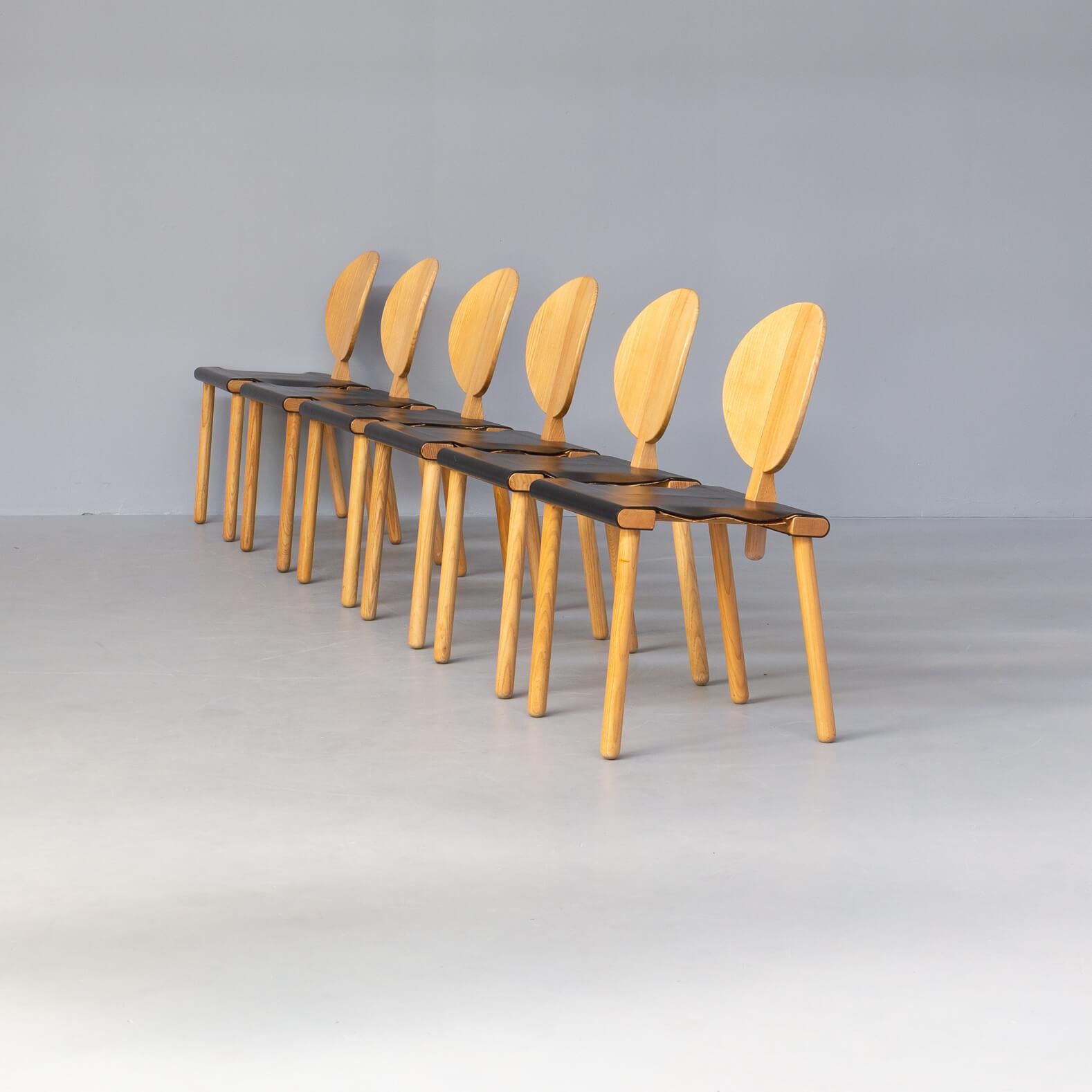 In the 1970s Sabadin designed a lot different and timeless design furnitures and specialized in the working with rounded forms in wood and plywood. Pala, Arca, Peota and also the Fiona chair show beautiful rounded plywood forms with straight lines