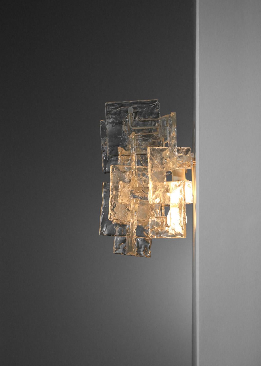 A 70s sconce by Italian designer Carlo Nason. Structure in lacquered stell (original paint) and shade with clear glass pendants. A highly original, decorative design. Beautiful vintage condition, with traces of time  (see photos). 