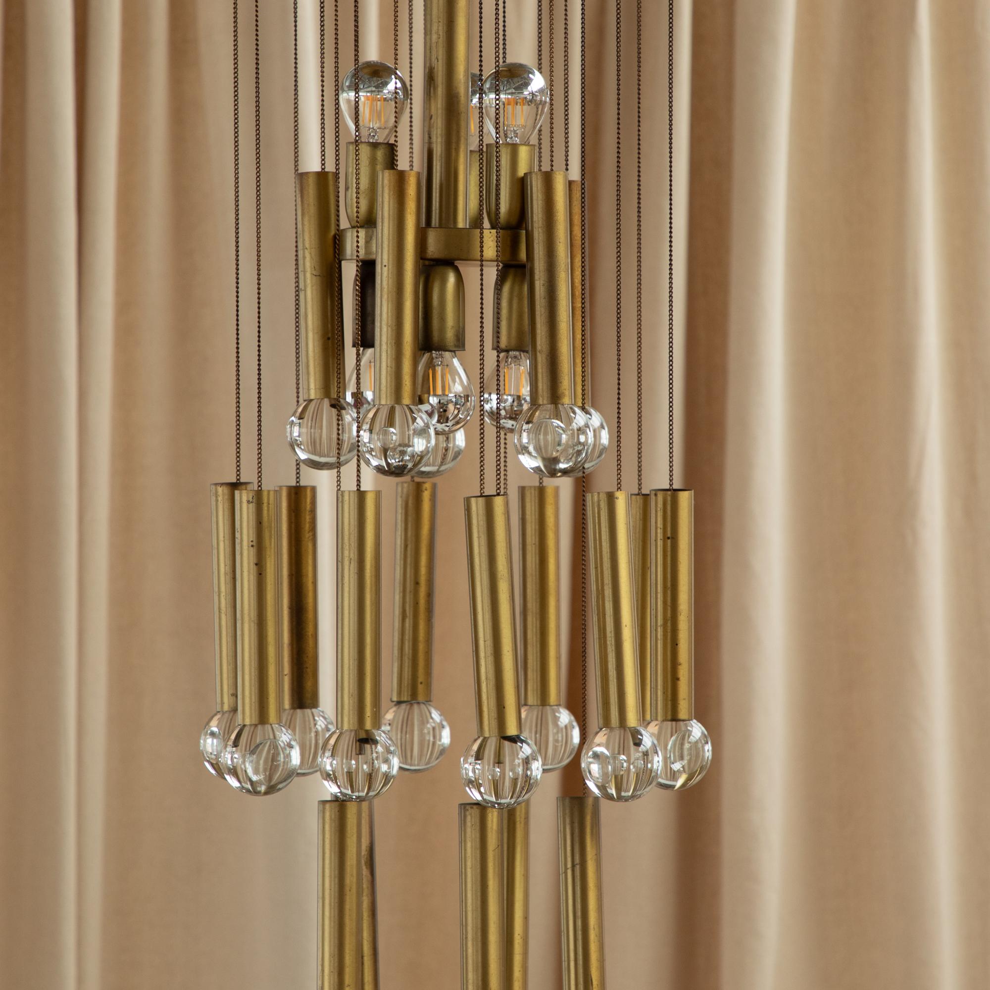 Mid-Century Modern Lustre à chaîne en laiton doré des années 70 avec globes en verre en vente