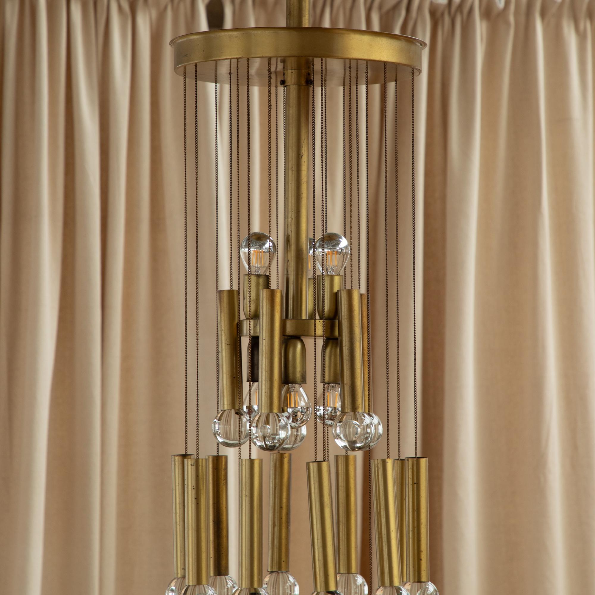 20ième siècle Lustre à chaîne en laiton doré des années 70 avec globes en verre en vente