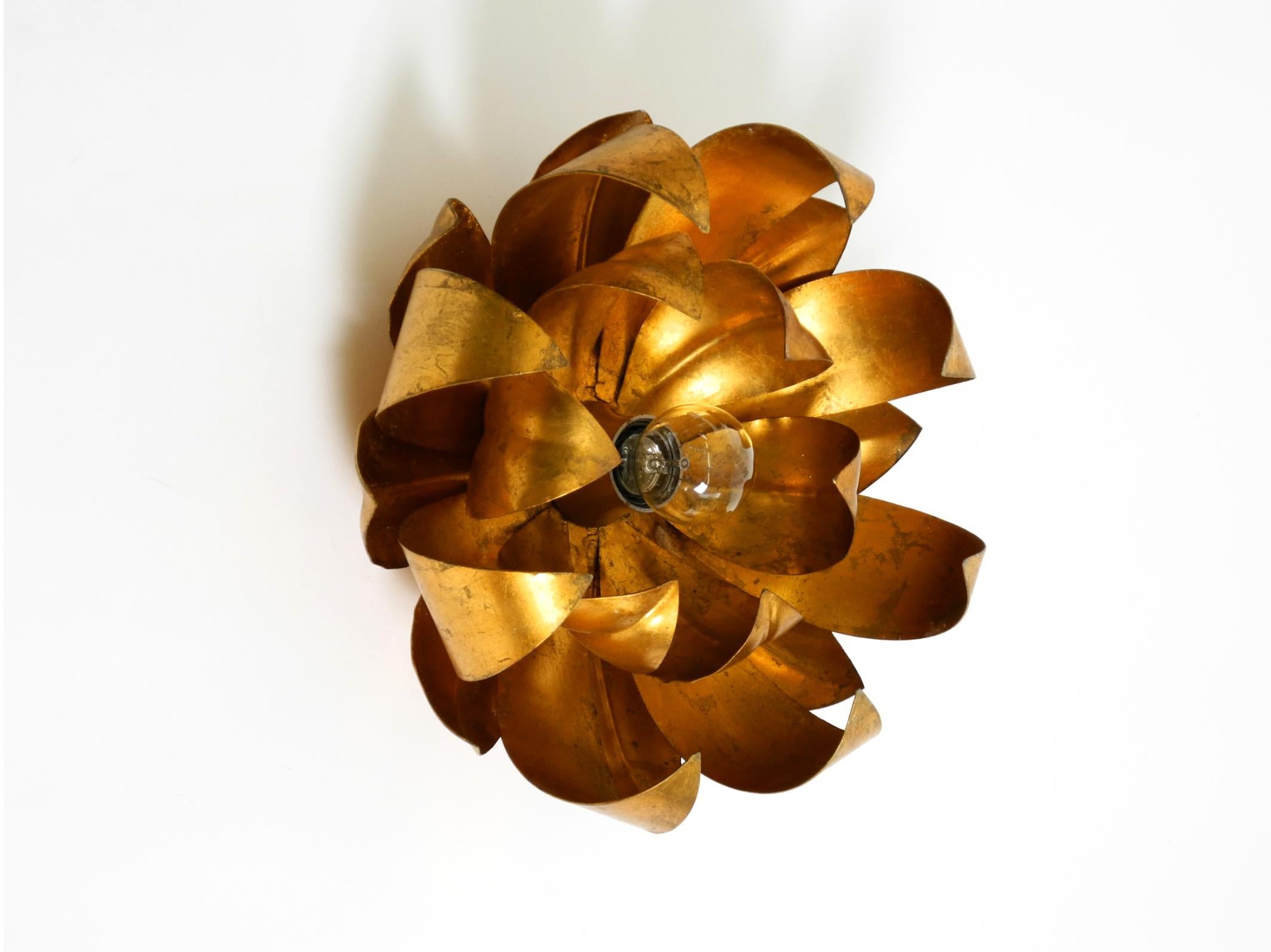 Aplique o plafón floral dorado de los años 70 con grandes hojas en diseño Regencia en venta