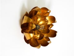 Aplique o plafón floral dorado de los años 70 con grandes hojas en diseño Regencia