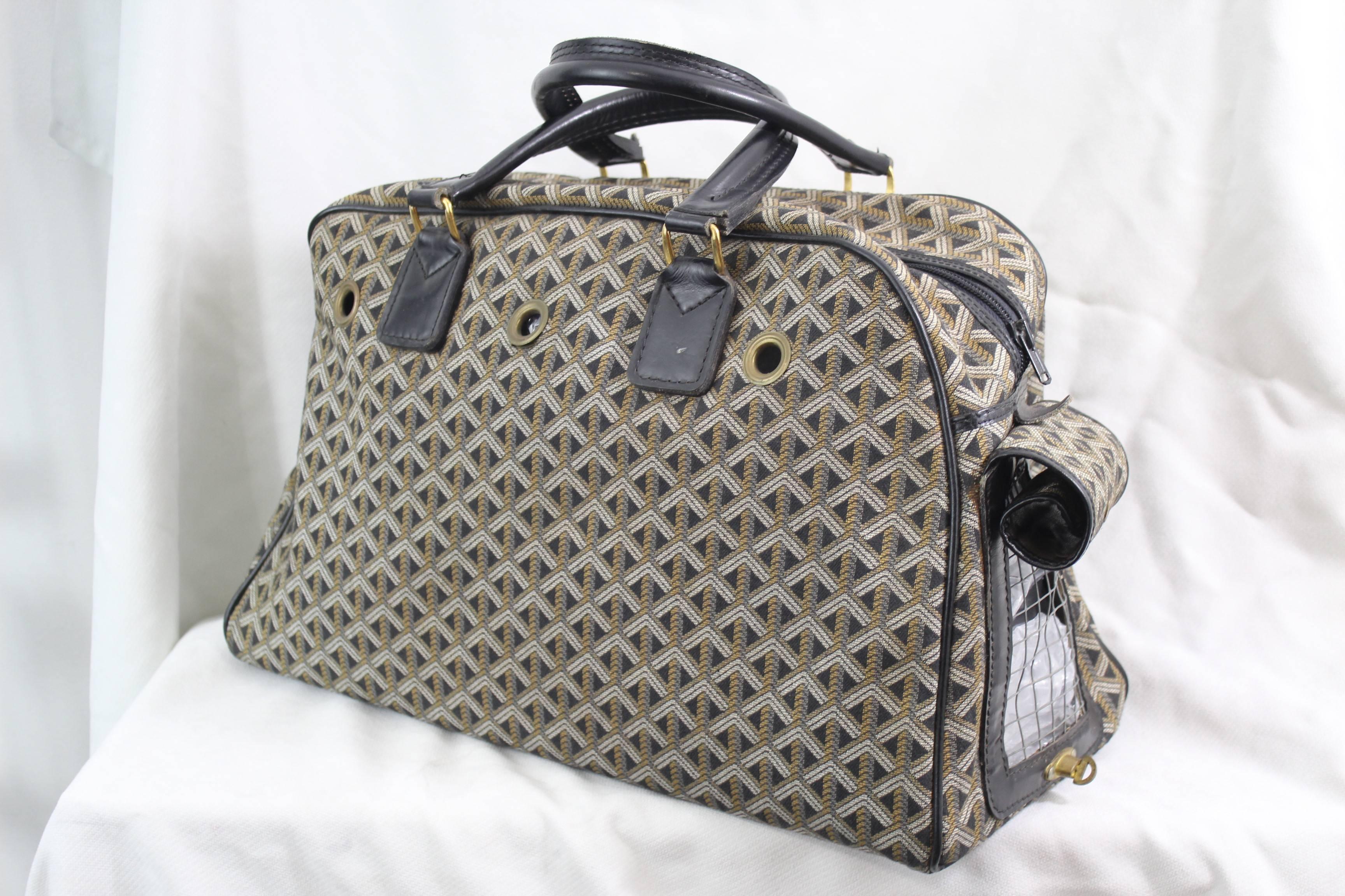 Vintage colelctor Goyard pet Carrie rin monogram canvas.

Bag fom the 70's, ggood vintage condition but signs of wear and feeling of vintage in canvas and leather. Some smell

44x26 cm

