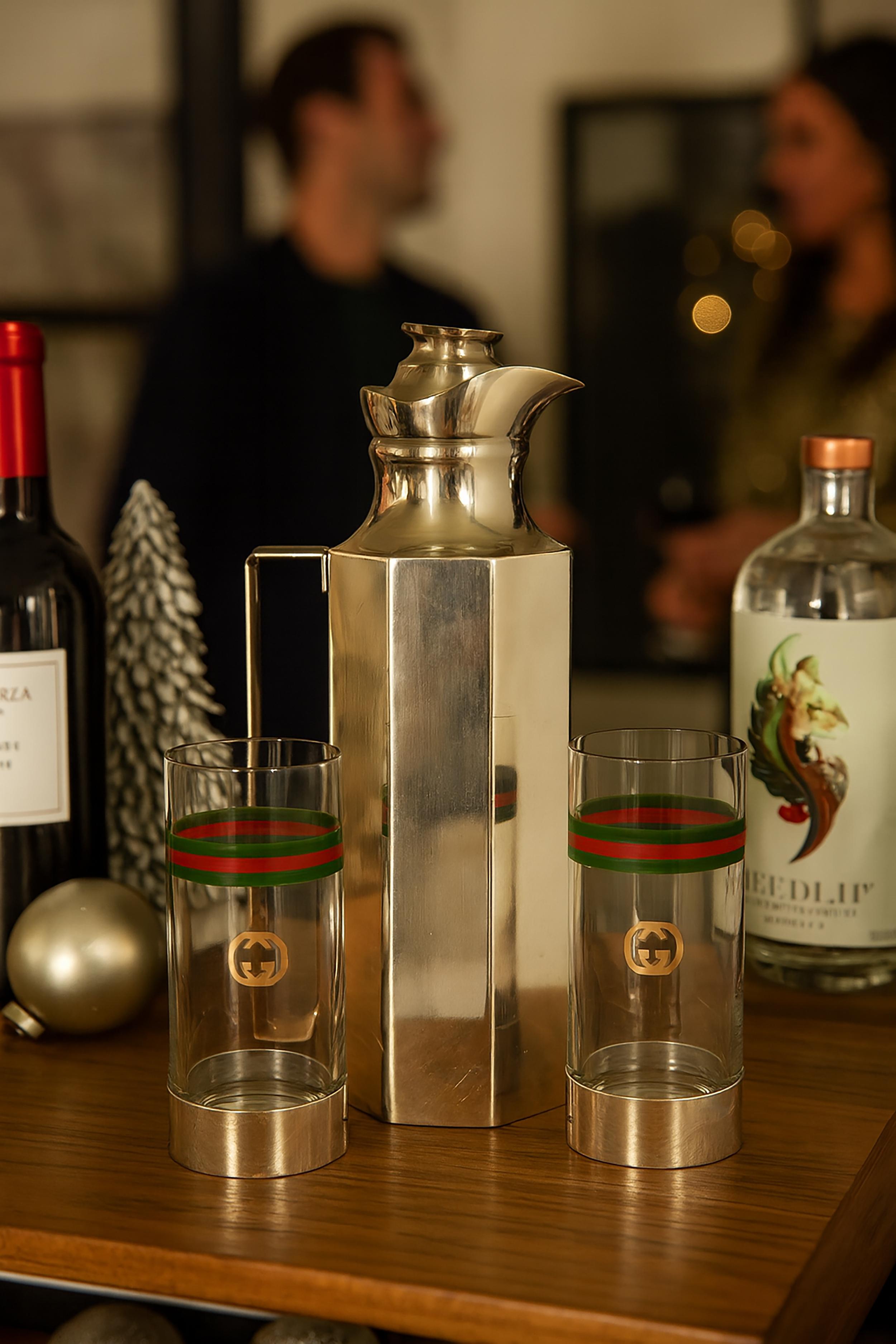 Set di articoli da bar Gucci vintage: Decanter in argento e bicchieri Highball con logo GG in cristallo, anni '70 - Arredamento bar di lusso italiano

Intrattieniti nel vero lusso italiano con questo autentico set da bar Gucci vintage, realizzato
