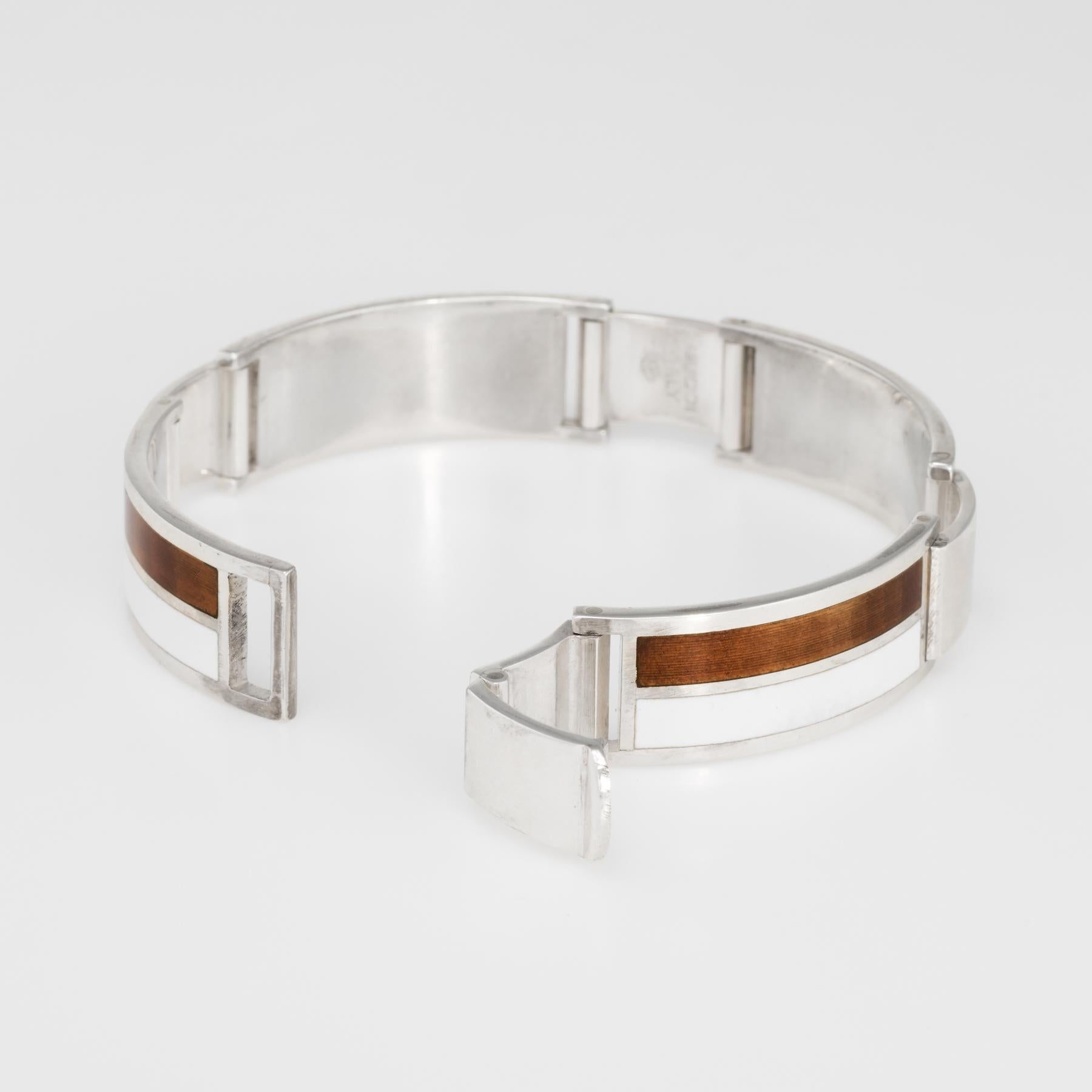 Bracelet vintage Gucci (circa 1970) en émail, fabriqué en argent sterling 925. 

Ce fabuleux bracelet rétro des années 70 présente un émail brun et blanc. Une belle pièce à porter seule ou à superposer avec vos bijoux fins de toutes les époques.