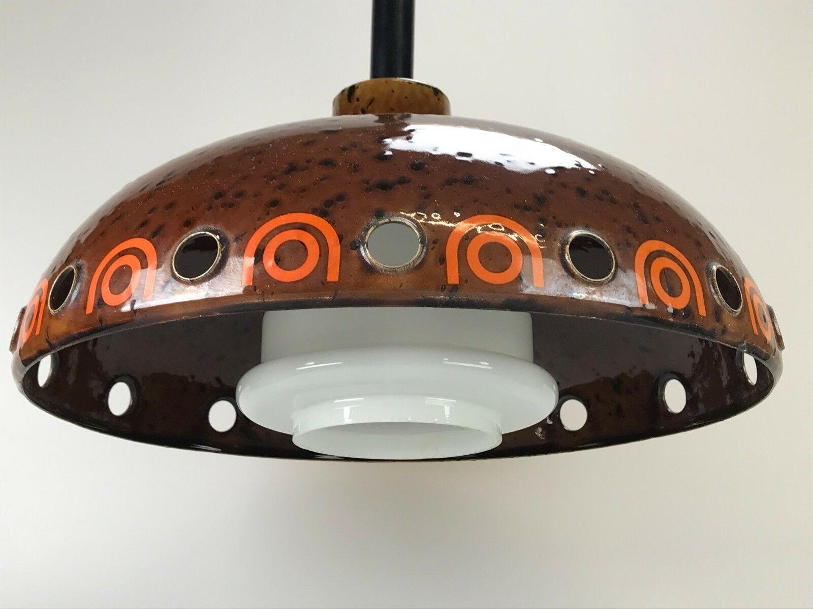 70s Hanging lamp ceiling lamp lamp light space age enamel glass Hustadt.

Object: lamp

Manufacturer: Hustadt lights

Condition: good

Age: around 1960-1970

Dimensions:

Diameter = 39cm
Hanging height = 60cm

Other notes:

The