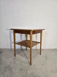 Table basse en bois massif des années 70 avec étagère à lattes, style scandinave