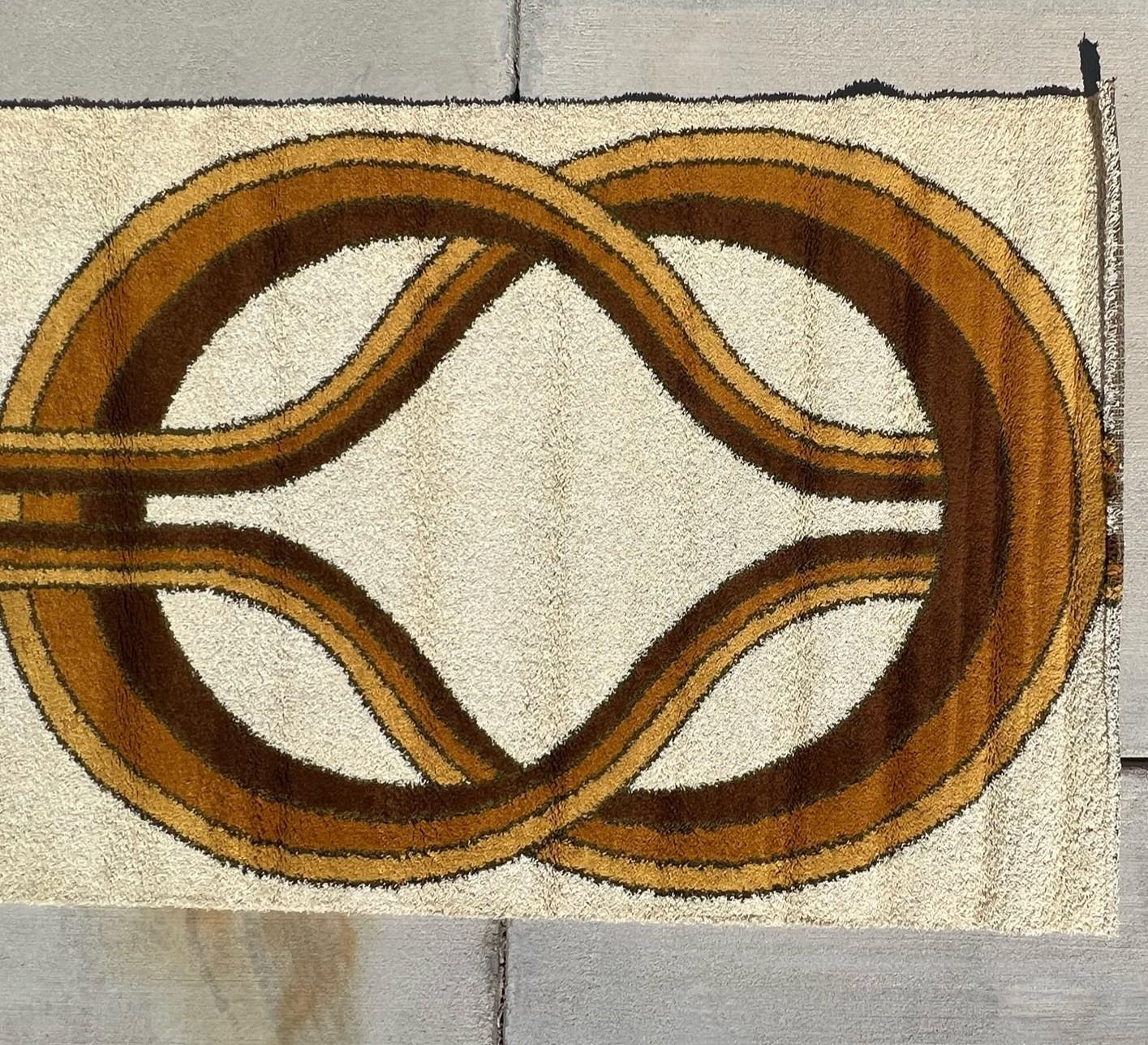 Provenant d'une collection folle qui a été conservée pendant des décennies !
Tous les nouveaux tapis vintage des années 60/70 UNUSED !

 WILTON Nœud Marron Jaune Vert Danois Tapis Rya

Créateur : Hojer Eksport Wilton

100% Authentique ! !!



Condit