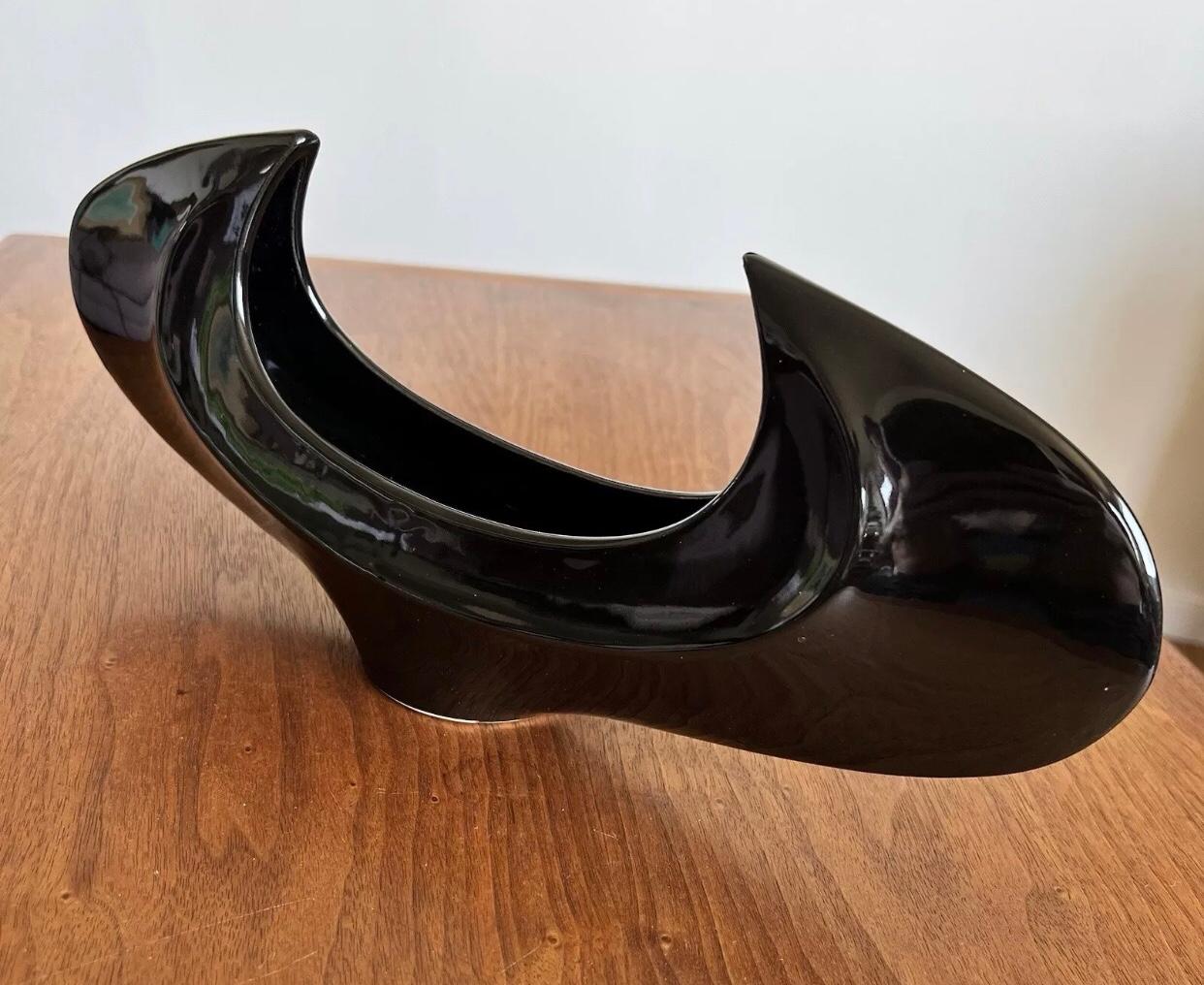 Vaso a mezzaluna giapponese di Ikebana degli anni '70, enorme scultura moderna di metà secolo 

Spettacolare grande fioriera scultorea del Mid Century Modern Gloss Black Toyo, vaso o centrotavola scultoreo. 

Questa rarissima opera astratta e