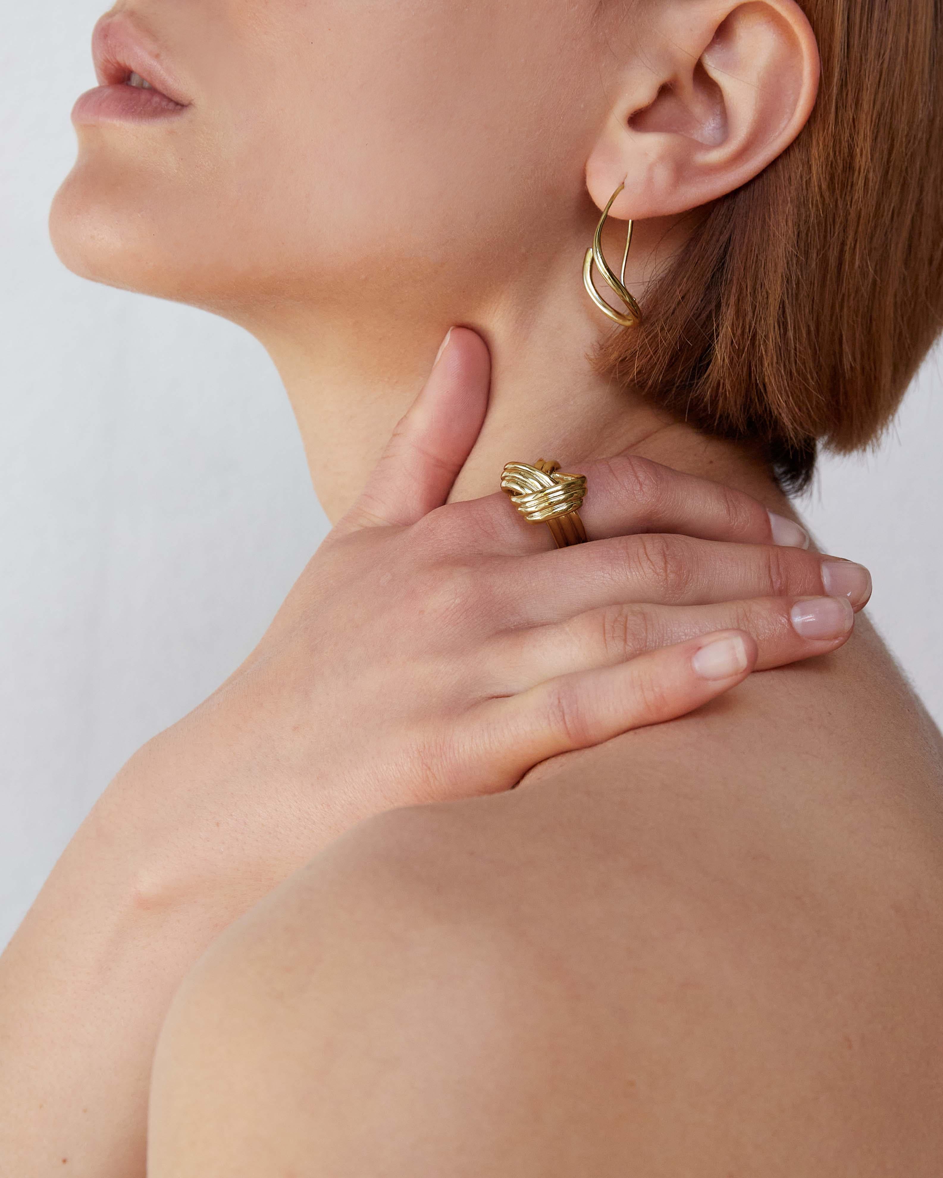 BAR Jewellery, London UK, BRAID RING, Gold Plated, Size Small 

Inspired by costume jewellery of the 1970s and '80s. The Braid Ring encapsulates vintage charm balanced with modern minimalism.

Recycled brass with 18ct gold plating
Height: