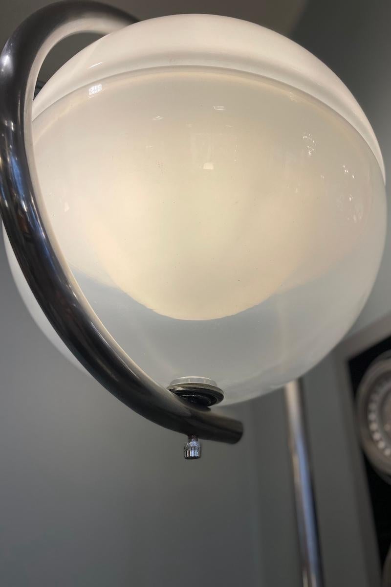 Lámpara de pie de hierro y cristal de los años 70 en venta 5