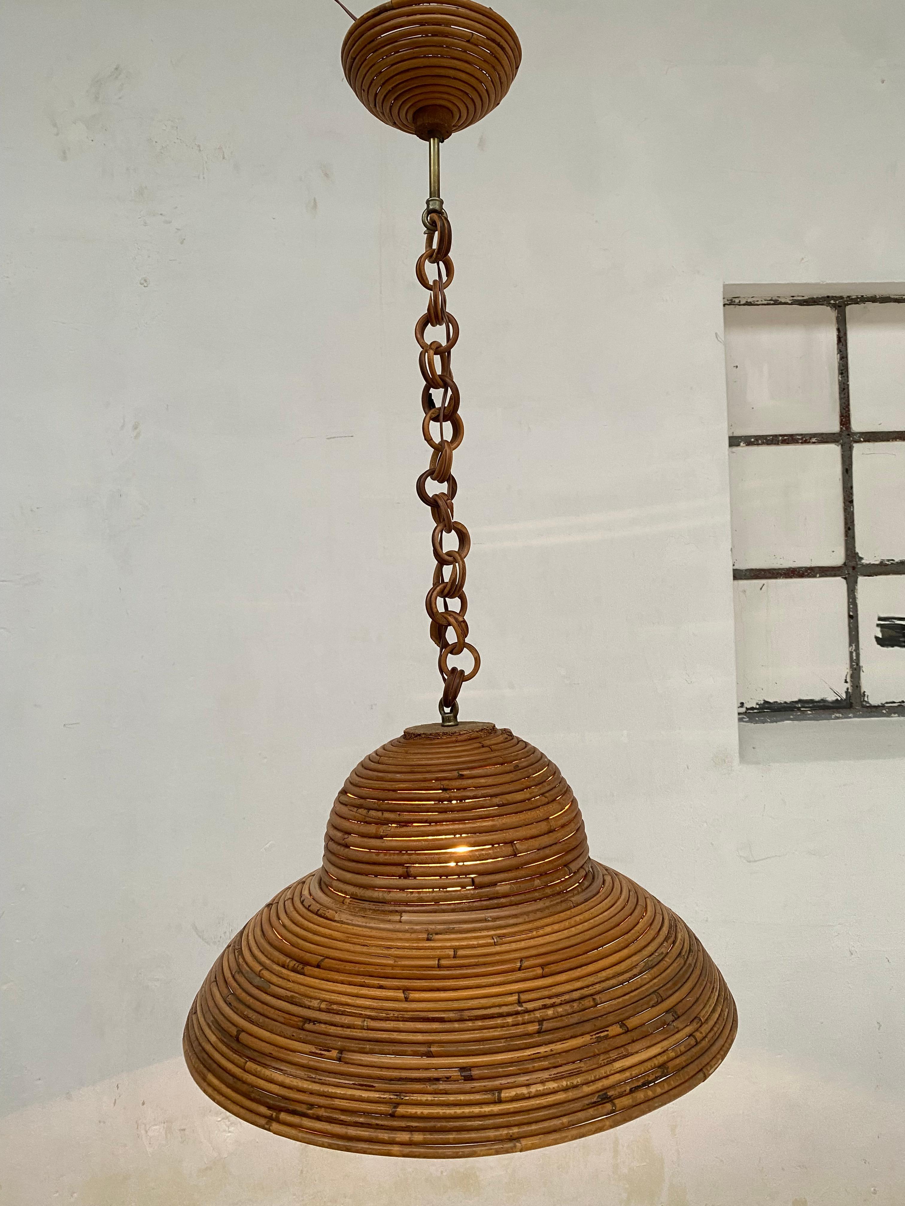 Lampada a sospensione Bamboo degli anni '70 nello spirito dell'epoca del design radicale degli interni italiani degli anni '70.

Un ciondolo a forma di 