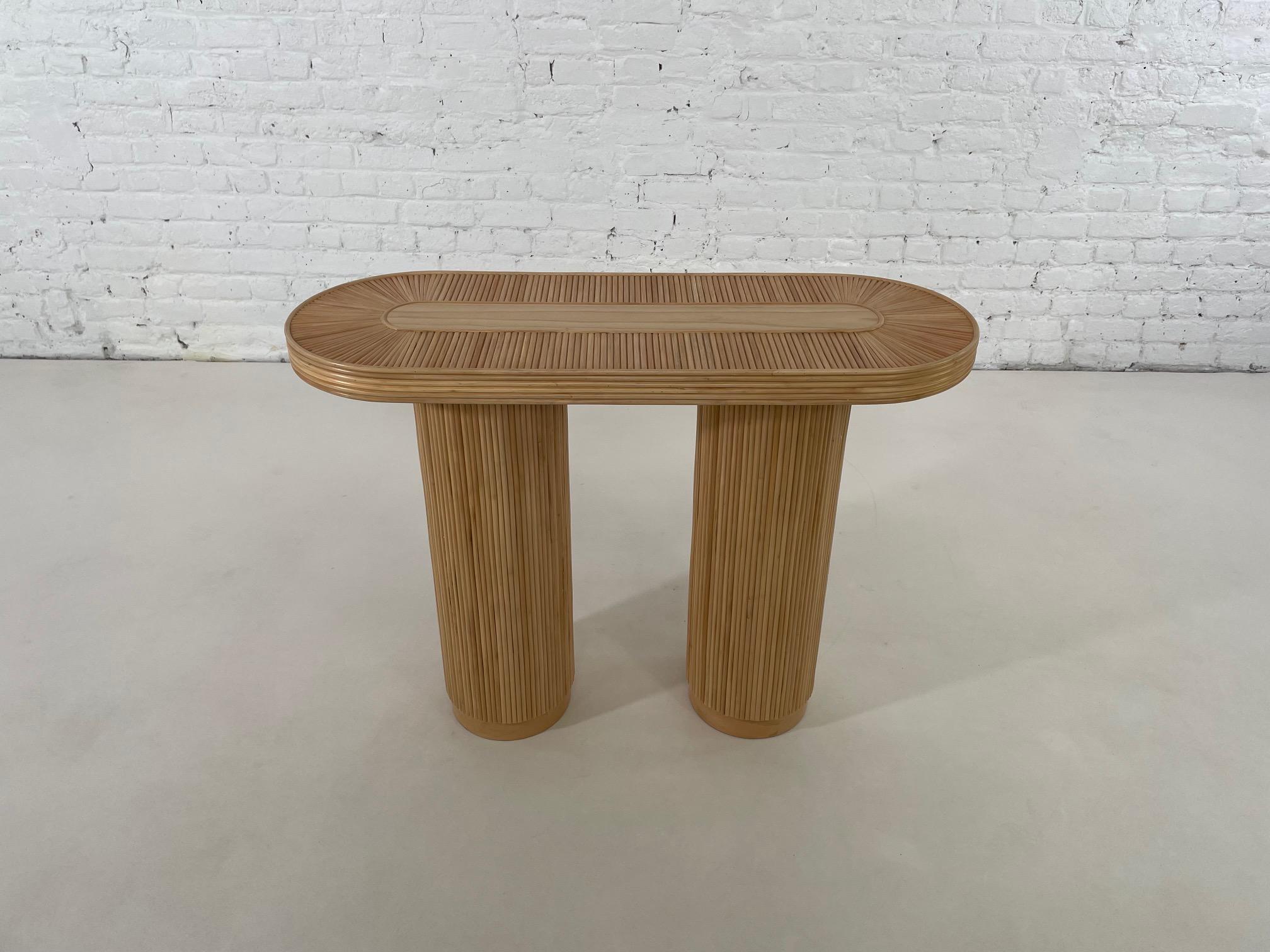 Mid-Century Modern Table console en rotin rond et ovale à plateau en roseau de style italien des années 70 en vente