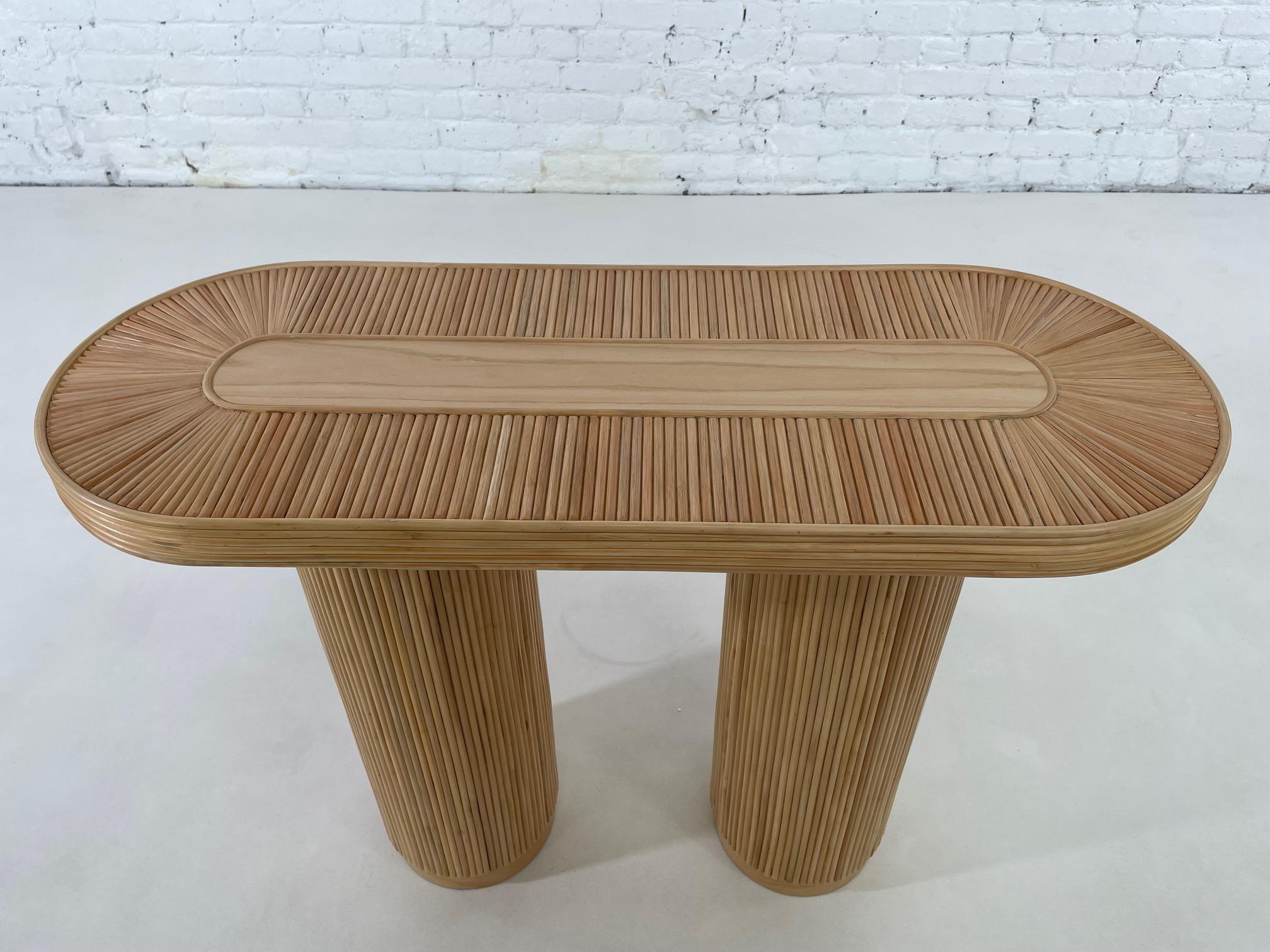 Inconnu Table console en rotin rond et ovale à plateau en roseau de style italien des années 70 en vente