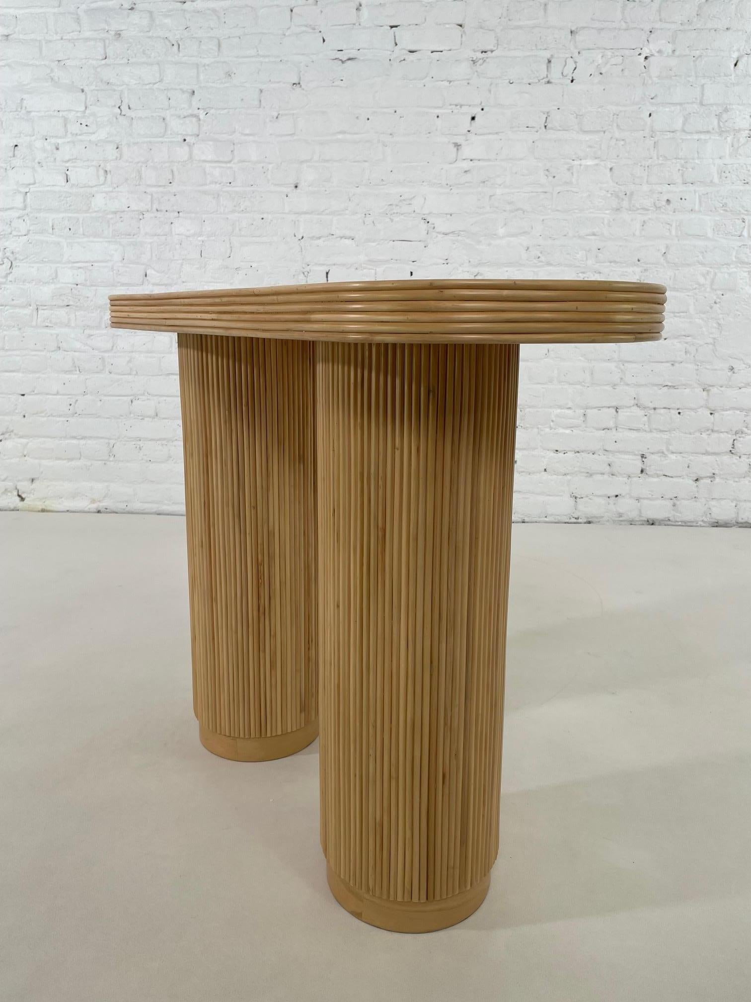 XXIe siècle et contemporain Table console en rotin rond et ovale à plateau en roseau de style italien des années 70 en vente