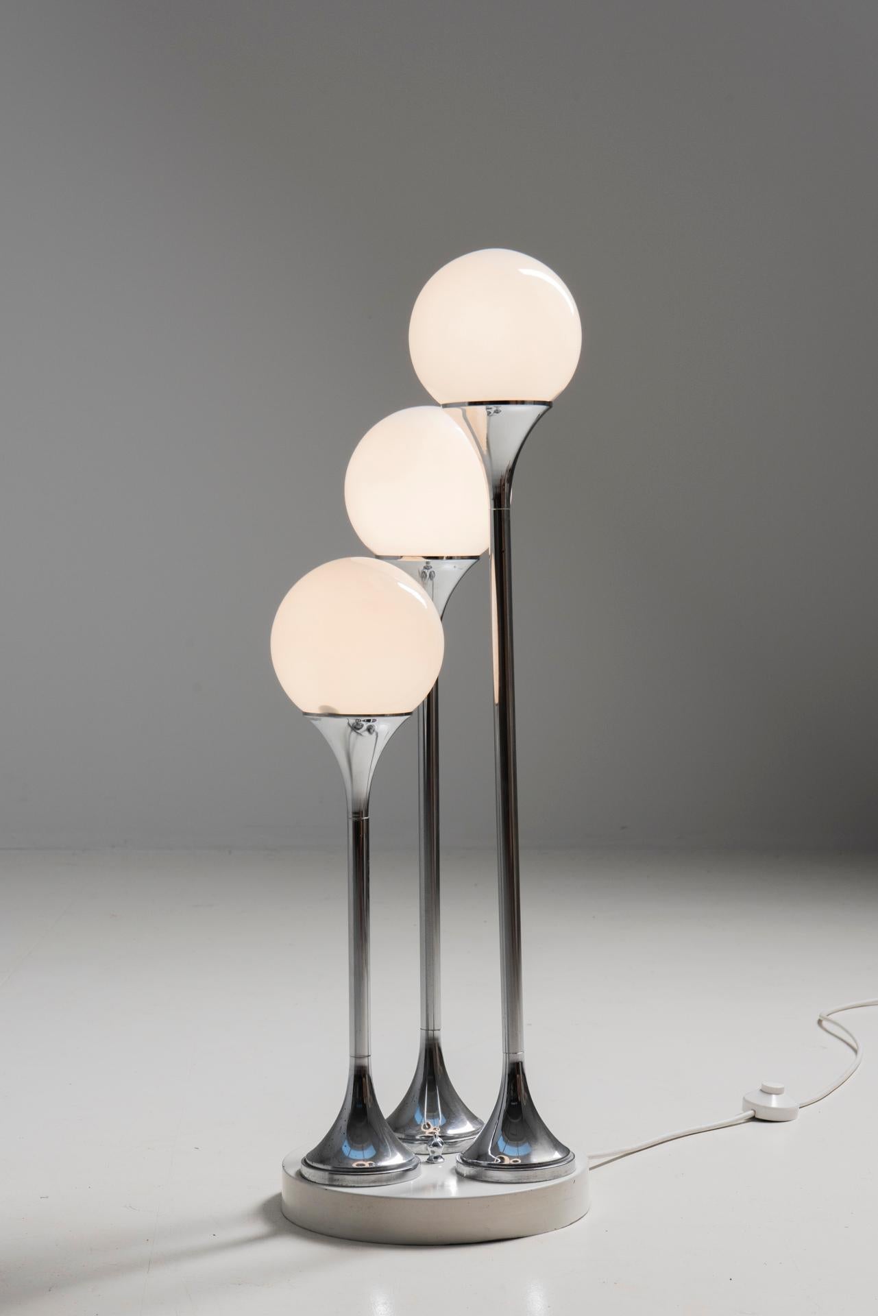 Lampadaire italien dans le style de la lampe 'Bubble' de Goffredo Reggiani. Il se compose de 3 sphères en verre opaque sur une base chromée.