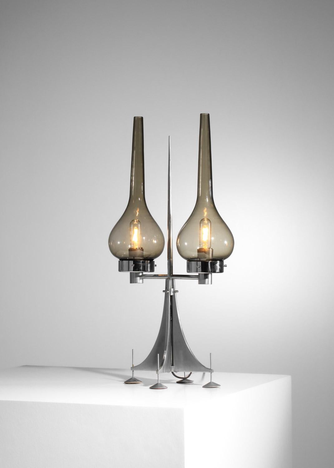 Gran lámpara de sobremesa italiana de los años 70 de estilo futurista editada por Lumières.  Base de latón cromado elevada sobre 4 pies. Ambas pantallas son de cristal ahumado. Diseño original y muy decorativo. Muy buen estado vintage, con huellas