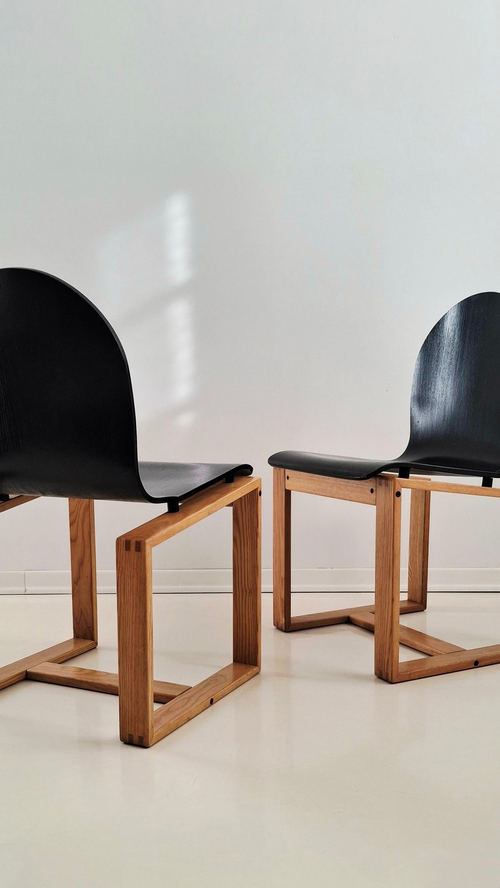 Chaises en frêne et en bois courbé ébonisé d'Italie, vers 1970. Ces chaises incarnent l'élégance intemporelle du design minimaliste, fusionnant la simplicité d'inspiration scandinave avec le savoir-faire artisanal de la fabrication de meubles