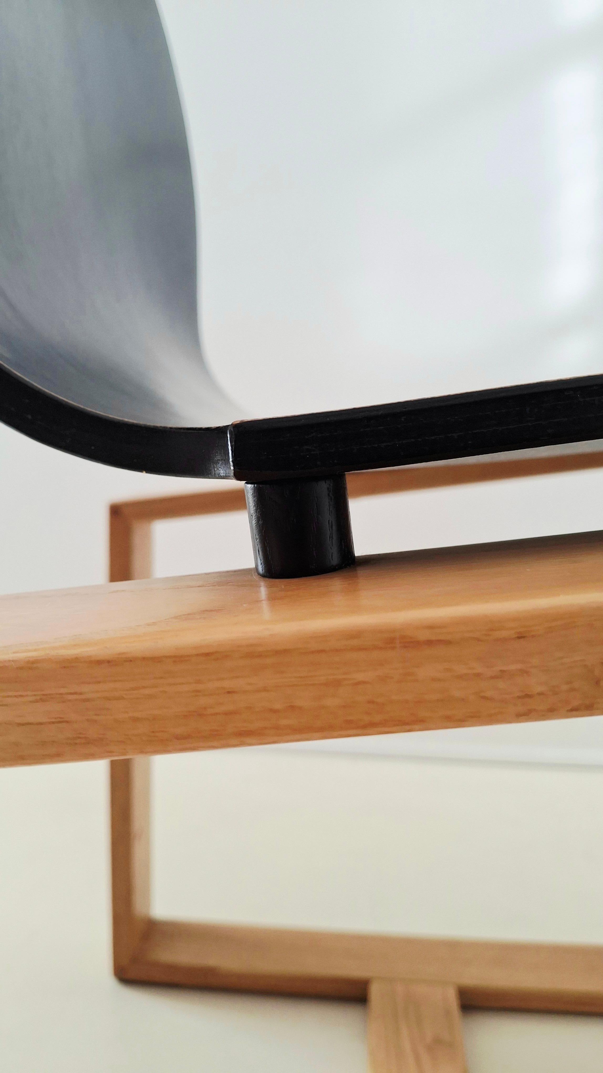 Chaises italiennes minimales en bois courbé des années 70, frêne et ébonisé 1 de 2 en vente 1