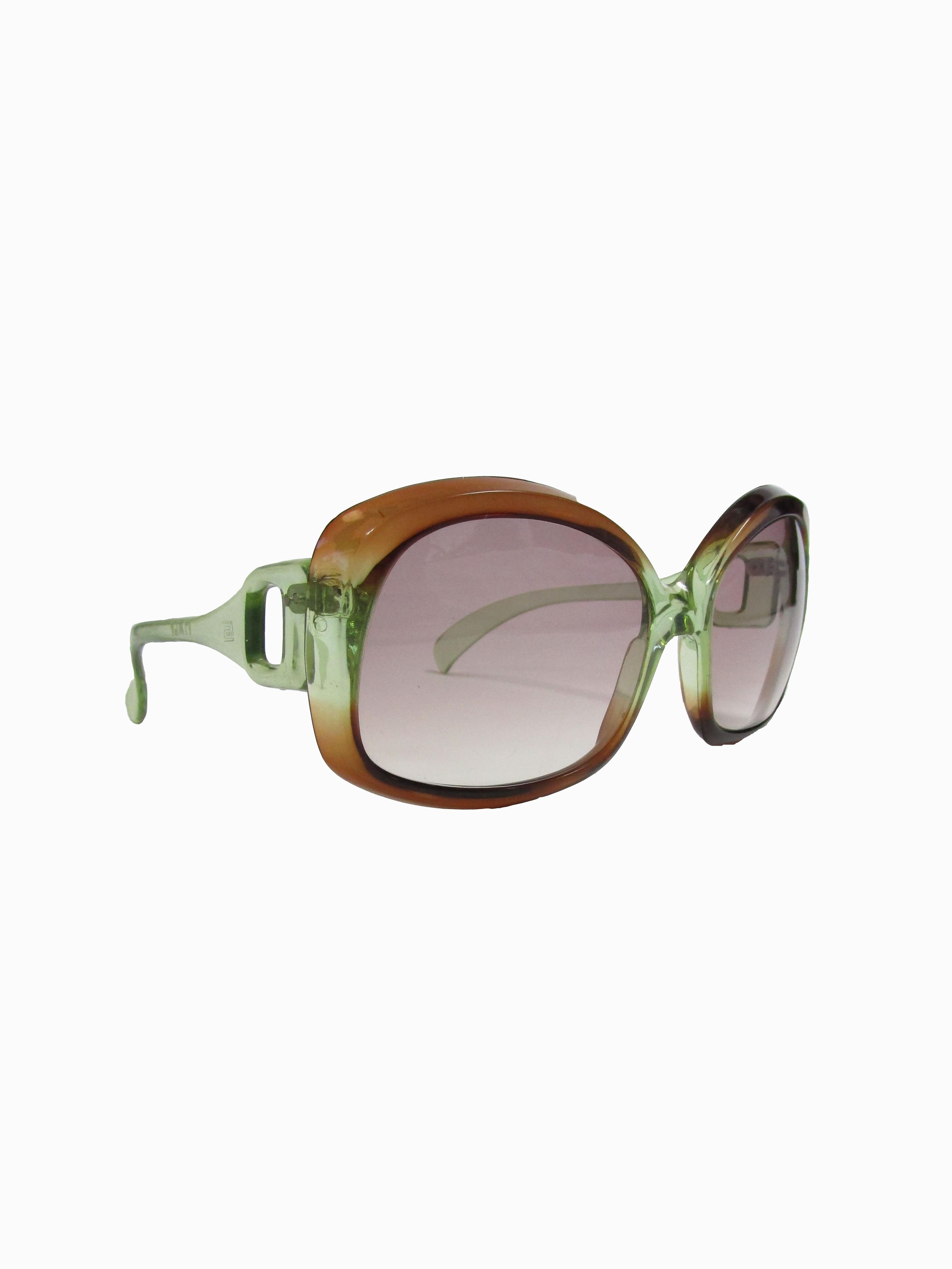 
Groovy Italian made mod sunglasses featuring over sized lenses and brown to green gradient frames.

Lens Width-60mm
Bridge Width- 25mm
Temple (arm) Length - 152mm