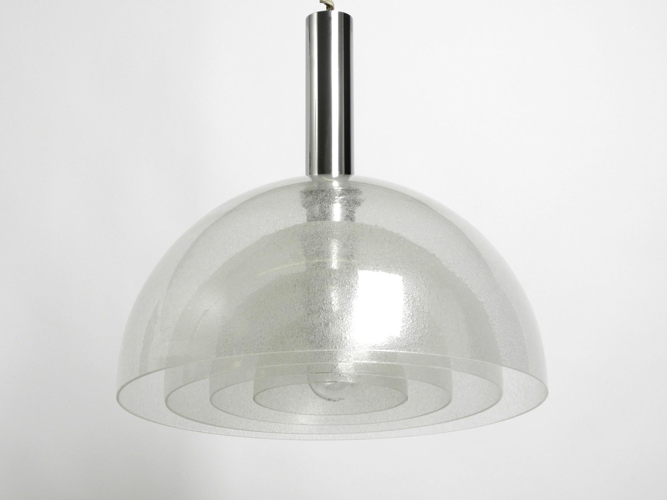 Beautiful Italian pendant lamp from the 70s by Carlo Nason model LT338 for Mazzega.
Made from Pulegoso Murano glass. Made in Italy.
In very good condition. All parts still original. Probably hardly used.
Hardly any signs of use. Still original