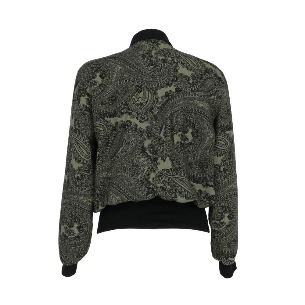 Jean-Louis Scherrer green wool sweater with black paisley pattern. Raised collar and front buttoning. Black ribbed knit finished edges and breast pocket.

Size: 40 IT

Flat measurements
Height: 62 cm
Bust: 53 cm
Shoulders: 42 cm
Sleeves: 53